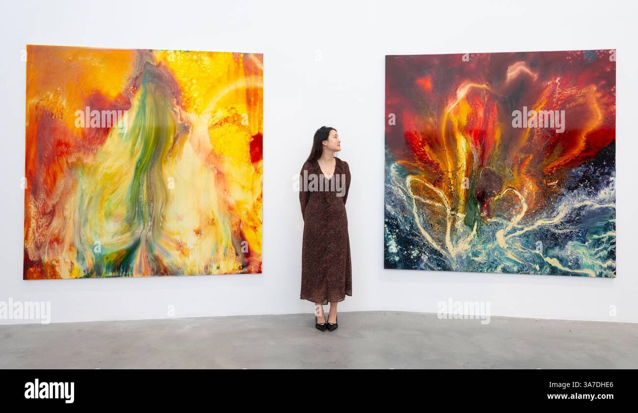 Newport Street Gallery, Londra, Regno Unito. 27 marzo 2025. Raging Planet, una mostra di installazioni, sculture e dipinti di Angela Bulloch, Roger Hiorns, Oliver Marsden, Hwang Samyong, Bosco Sodi, e Keith Tyson che esplora il modo in cui gli artisti interagiscono con il mondo naturale. Immagine (a sinistra): Bosco Sodi, senza titolo (2012), Bosco Sodi/per gentile concessione di Galería Hilario Galguera, città del Messico; (a destra): Keith Tyson, Mathematical Nature Painting (Hot), 2013. Crediti: Malcolm Park/Alamy Live News Foto Stock