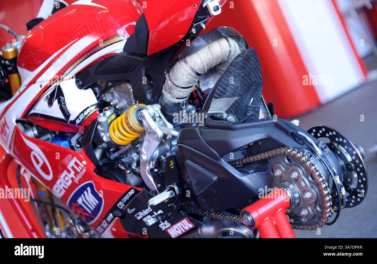 23 feb. 2013 - Melbourne, Victoria, Australia - la parte posteriore della moto di Carlos Checa (ESP) del Team Ducati Alstare prima della prossima sessione di prove libere del secondo giorno del primo round del Campionato Mondiale Superbike 2013 FIM a Phillip Island, Australia. (Immagine di credito: © Theo Karanikos/ZUMAPRESS.com) Foto Stock