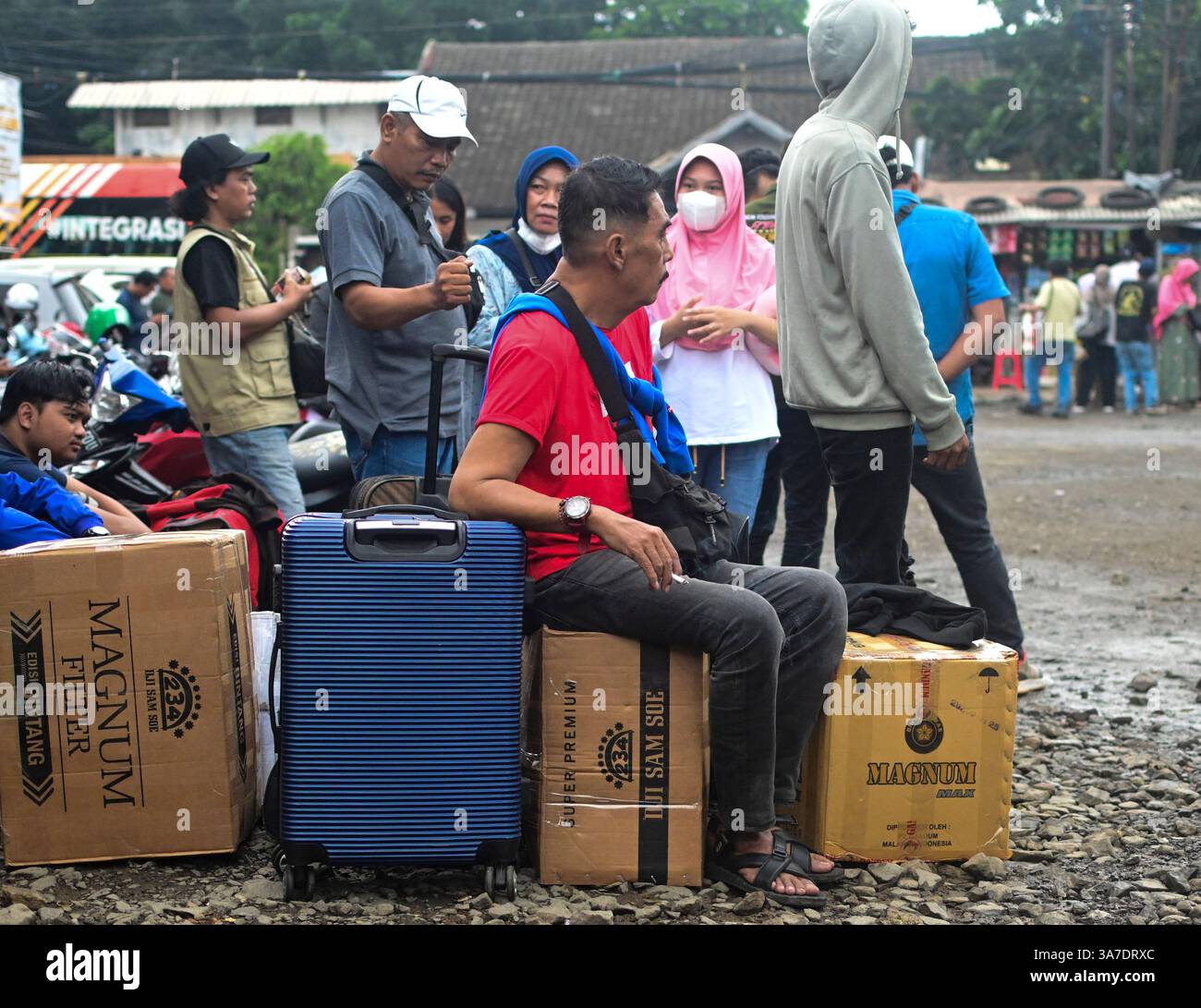 Giacarta, Indonesia. 27 marzo 2025. I passeggeri attendono in una stazione degli autobus prima del festival Eid al-Fitr a Giacarta, Indonesia, 27 marzo 2025. Durante la stagione indonesiana del raduno di Eid, conosciuto come mudik, i residenti di Giacarta lasciano la città dove vivono e lavorano per visitare le loro città natale e celebrare la vacanza con la famiglia allargata. Crediti: Zulkarnain/Xinhua/Alamy Live News Foto Stock