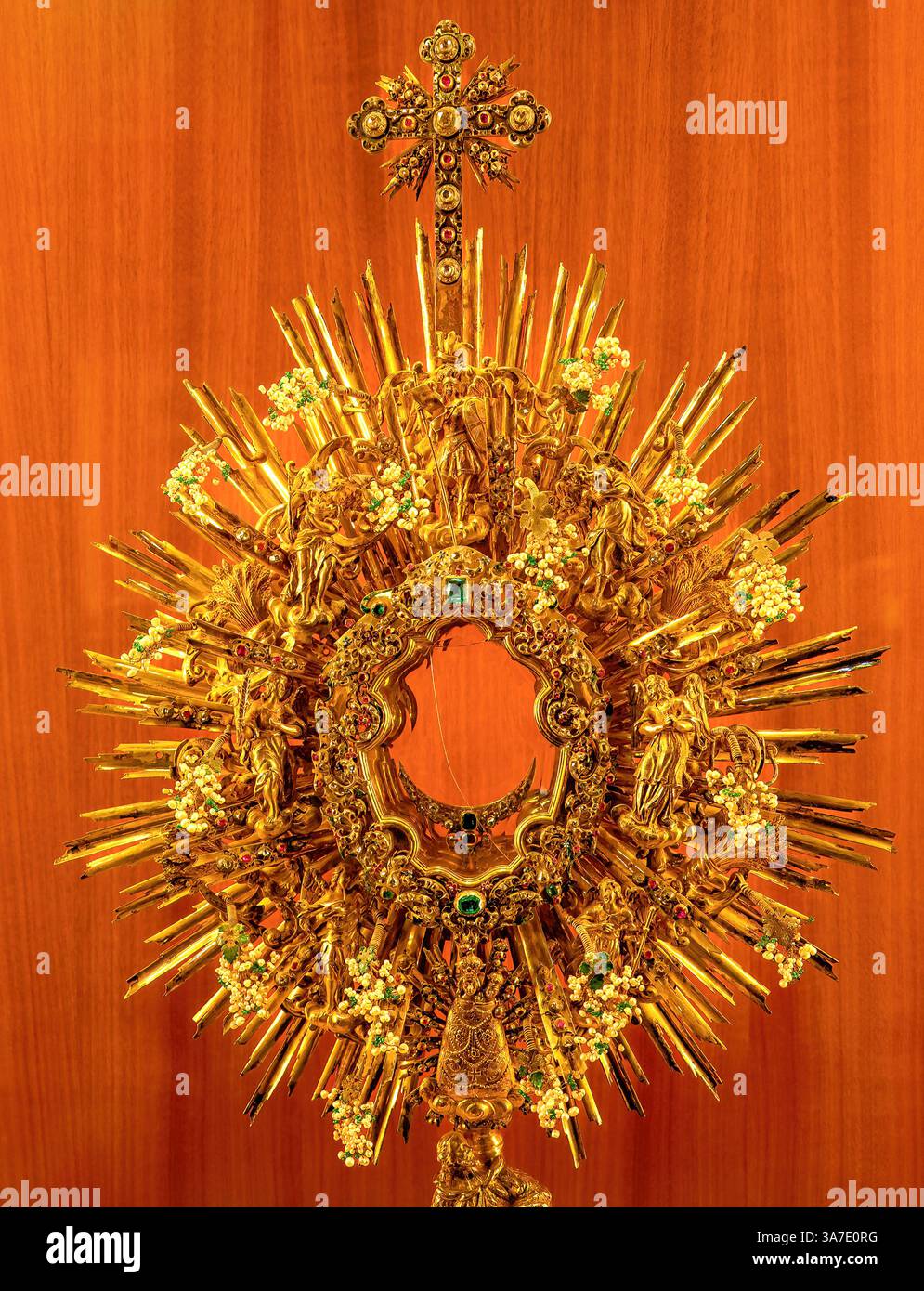 Oggetto antico religioso color oro nella cattedrale di Siviglia. Foto Stock