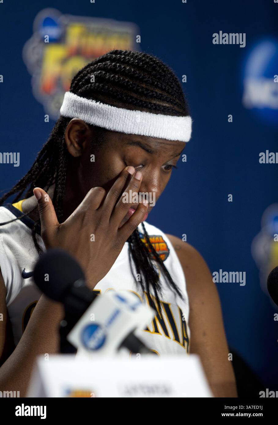 7 aprile 2013 - New Orleans, LA, USA - Talia Caldwell (33) della California cancella una lacrima mentre parla in una conferenza stampa dopo la sconfitta della sua squadra nel 64-57 contro Louisville nella semifinale femminile della NCAA, domenica 7 aprile 2013 alla New Orleans Arena di New Orleans, Louisiana. (Immagine di credito: © D. Ross Cameron/MCT/ZUMAPRESS.com) Foto Stock