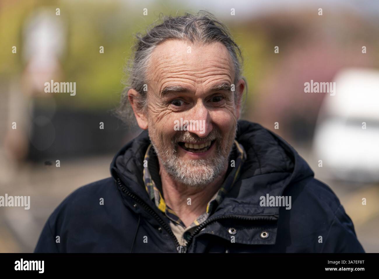 Foto del file del 05/04/24 del co-fondatore di Just Stop Oil Roger Hallam che arriva all'Isleworth Crown Court di Londra. Il gruppo per la campagna ambientale ha annunciato che cesserà l'azione diretta, sostenendo di aver vinto la sua richiesta di porre fine a nuovi giacimenti di petrolio e gas. Il gruppo aveva attirato l'attenzione, le critiche e i termini della prigione per le proteste che andavano dal lancio di zuppa sui Girasoli di Vincent van Gogh e la pittura a spruzzo della tomba di Charles Darwin all'arrampicata sui cavalletti sopra la M25. Data di pubblicazione: Giovedì 27 marzo 2025. Foto Stock