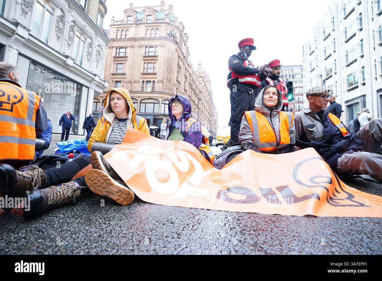 Foto datata 20/10/22, di attivisti della Just Stop Oil durante la loro protesta fuori dai grandi magazzini Harrods a Knightbridge, Londra. Il gruppo per la campagna ambientale ha annunciato che cesserà l'azione diretta, sostenendo di aver vinto la sua richiesta di porre fine a nuovi giacimenti di petrolio e gas. Il gruppo aveva attirato l'attenzione, le critiche e i termini della prigione per le proteste che andavano dal lancio di zuppa sui Girasoli di Vincent van Gogh e la pittura a spruzzo della tomba di Charles Darwin all'arrampicata sui cavalletti sopra la M25. Data di pubblicazione: Giovedì 27 marzo 2025. Foto Stock
