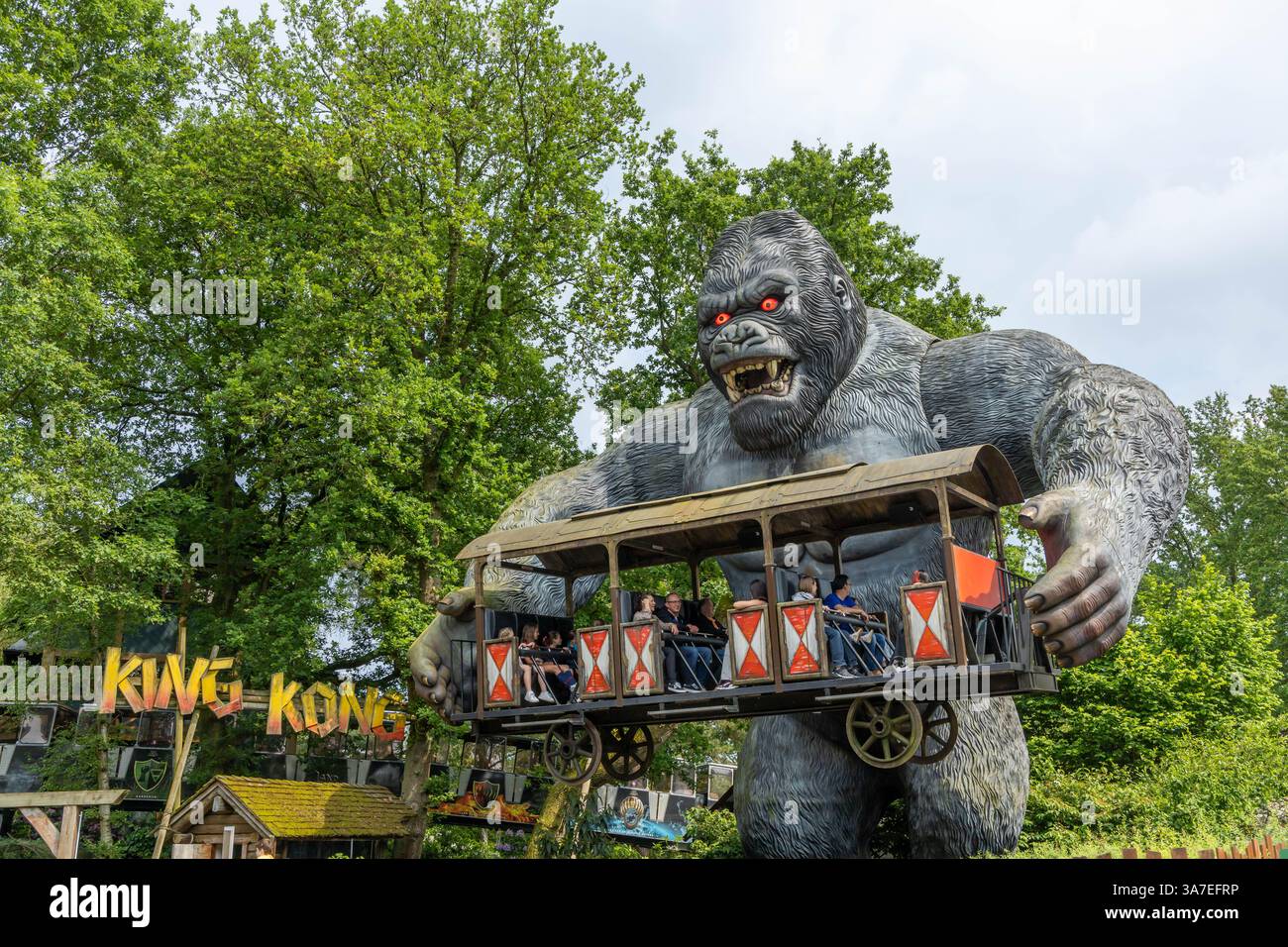 Kasterlee, Belgio. 19 maggio 2024. King Kong solleva un vagone a metà strada con persone sul treno Foto Stock