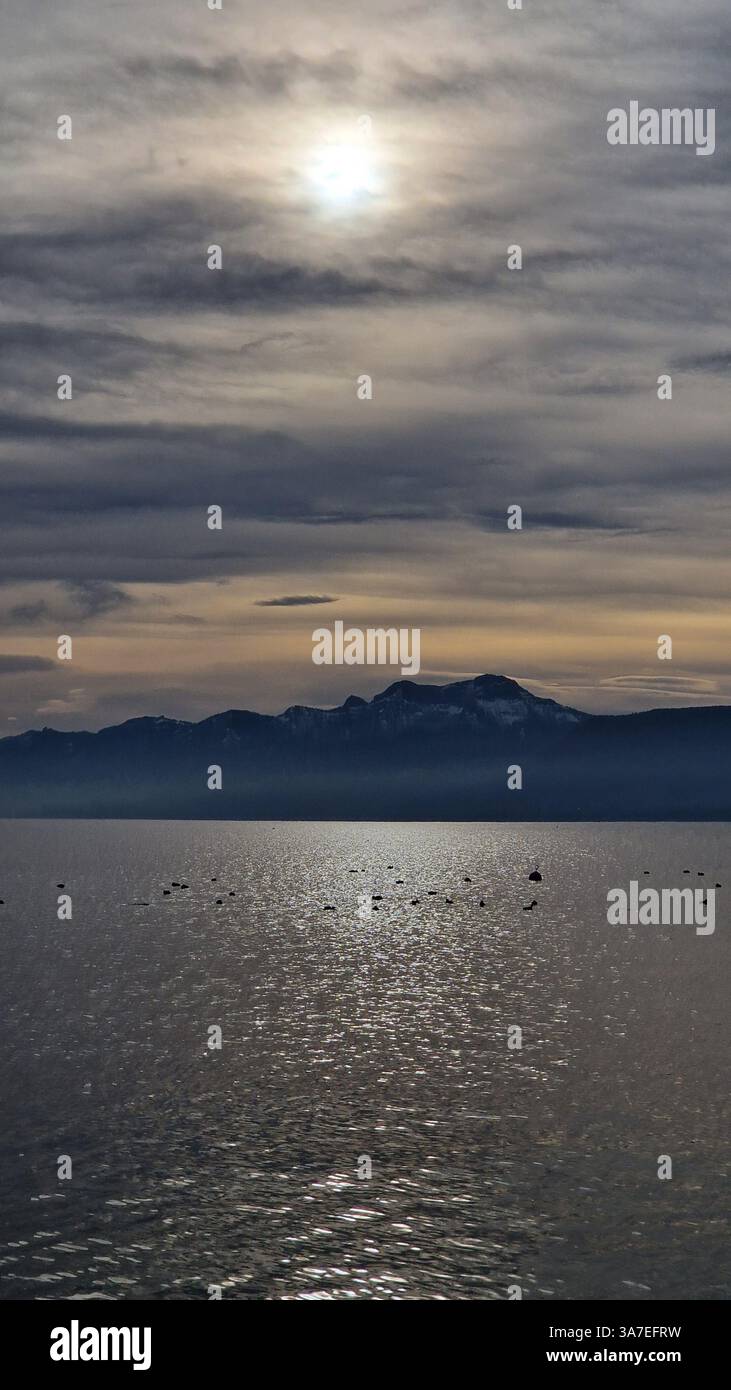 Wintersun sul lago alpino - Immagine stock catturata con smartphone