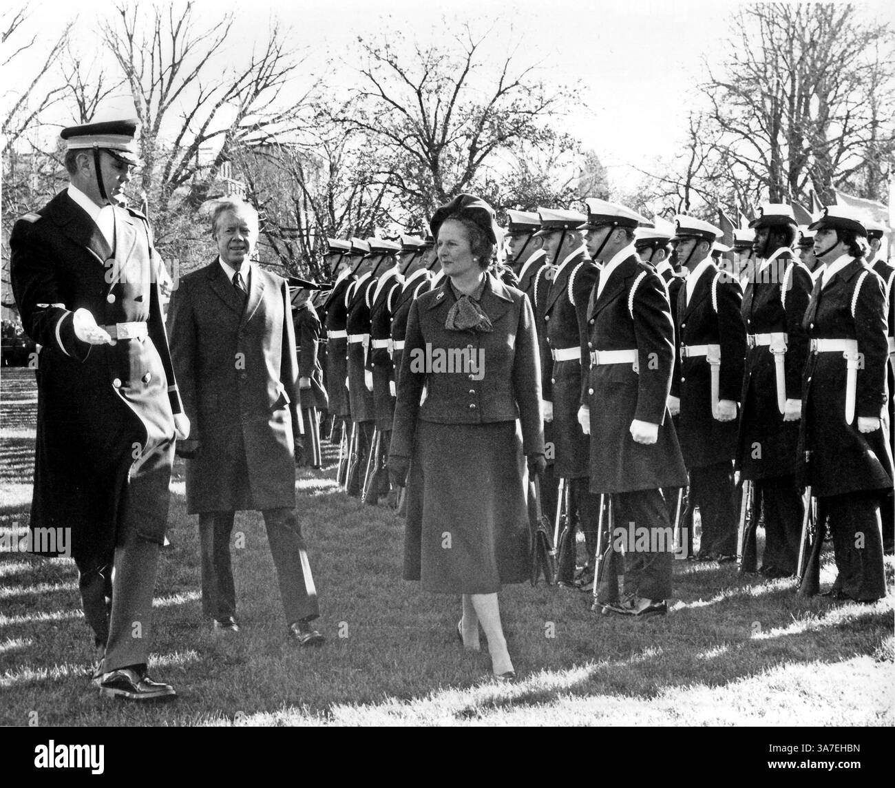 8 aprile 2013 - Washington, Distretto di Columbia, U. S - la neo-eletta leader del Partito Conservatore britannico Margaret Thatcher, centro, è mostrata con il presidente del Comitato per le relazioni estere del Senato degli Stati Uniti, il senatore degli Stati Uniti John Sparkman (Democratico dell'Alabama), destra, e il senatore degli Stati Uniti Joseph Biden (Democratico del Delaware), sinistra, mentre partecipa a un pranzo in suo onore nella Foreign Relations Committee Room nel Campidoglio degli Stati Uniti a Washington, D.C. giovedì 18 settembre 1975. La signora Thatcher è la prima donna eletta leader del Partito Conservatore. Thatcher e' morto da Foto Stock