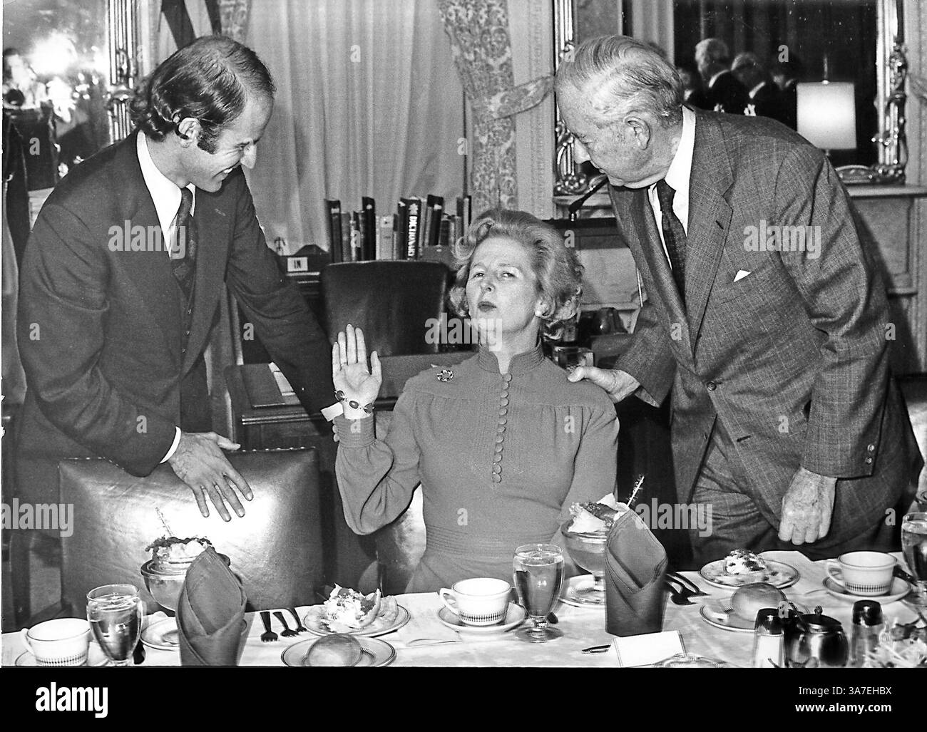 8 aprile 2013 - Washington, Distretto di Columbia, U. S - la neo-eletta leader del Partito Conservatore britannico Margaret Thatcher, centro, è mostrata con il presidente del Comitato per le relazioni estere del Senato degli Stati Uniti, il senatore degli Stati Uniti John Sparkman (Democratico dell'Alabama), destra, e il senatore degli Stati Uniti Joseph Biden (Democratico del Delaware), sinistra, mentre partecipa a un pranzo in suo onore nella Foreign Relations Committee Room nel Campidoglio degli Stati Uniti a Washington, D.C. giovedì 18 settembre 1975. La signora Thatcher è la prima donna eletta leader del Partito Conservatore. Thatcher e' morto da Foto Stock
