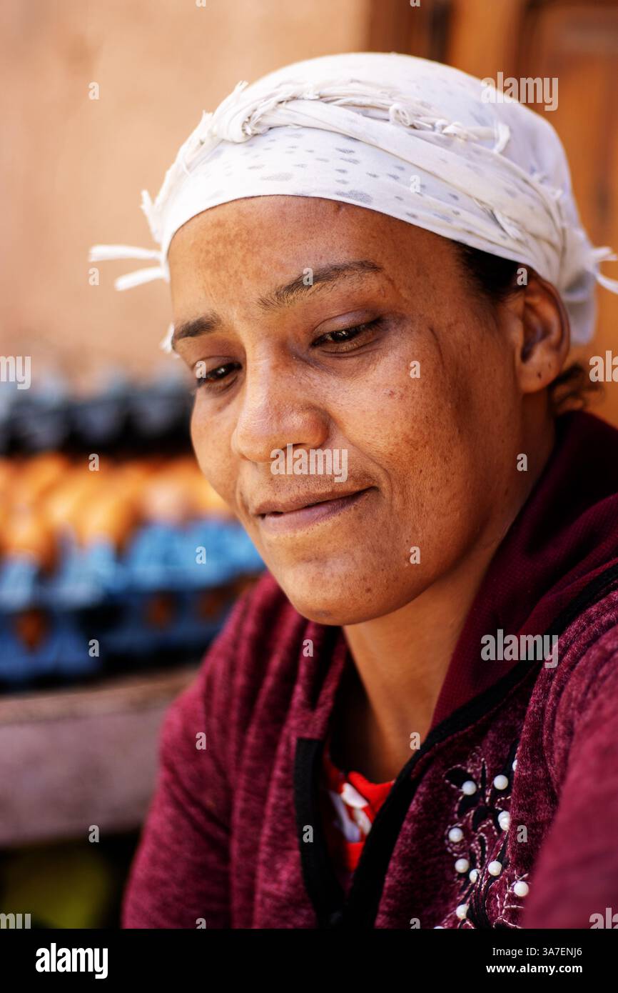 MARRAKECH, MAROCCO - 20 MAGGIO 2024 vendita di sale nel mercato del souk nella medina Foto Stock