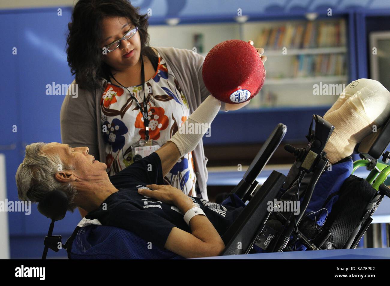 4 ottobre 2012 - Chicago, il, USA - Kent Carson lavora con la terapista occupazionale Sandy Kim presso il Rehabilitation Institute di Chicago il 4 ottobre 2012. Caron contrasse la malattia del Legionario e fece amputare tre arti. (Immagine di credito: © Jose M. Osorio/MCT/ZUMAPRESS.com) Foto Stock