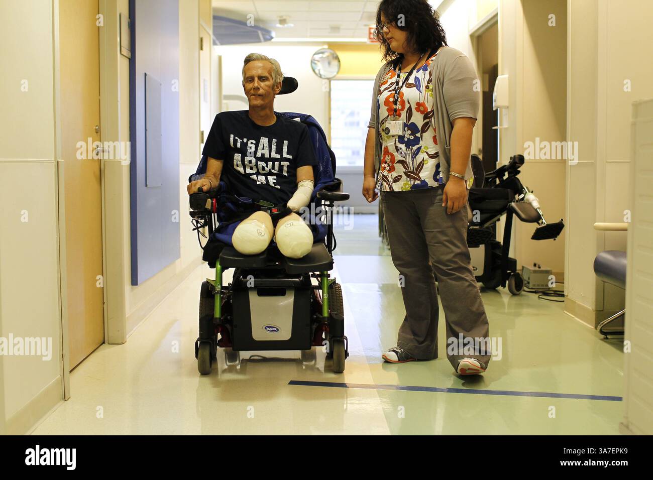 4 ottobre 2012 - Chicago, il, USA - Kent Carson lavora con la terapista occupazionale Sandy Kim presso il Rehabilitation Institute di Chicago il 4 ottobre 2012. Caron contrasse la malattia del Legionario e fece amputare tre arti. (Immagine di credito: © Jose M. Osorio/MCT/ZUMAPRESS.com) Foto Stock