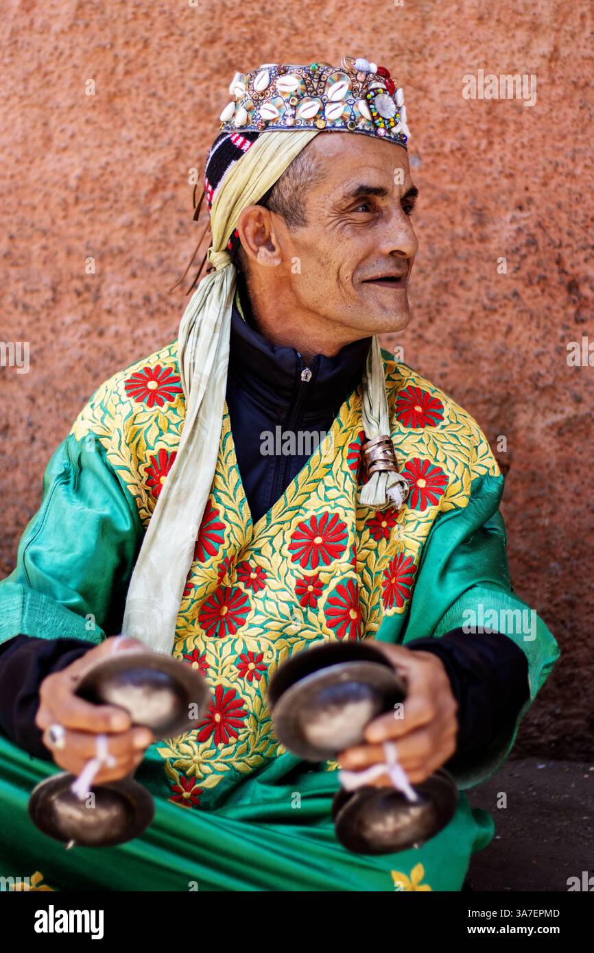 MARRAKECH, MAROCCO - 20 MAGGIO 2024 cantante e musicista tradizionale nel mercato del souk nella medina Foto Stock