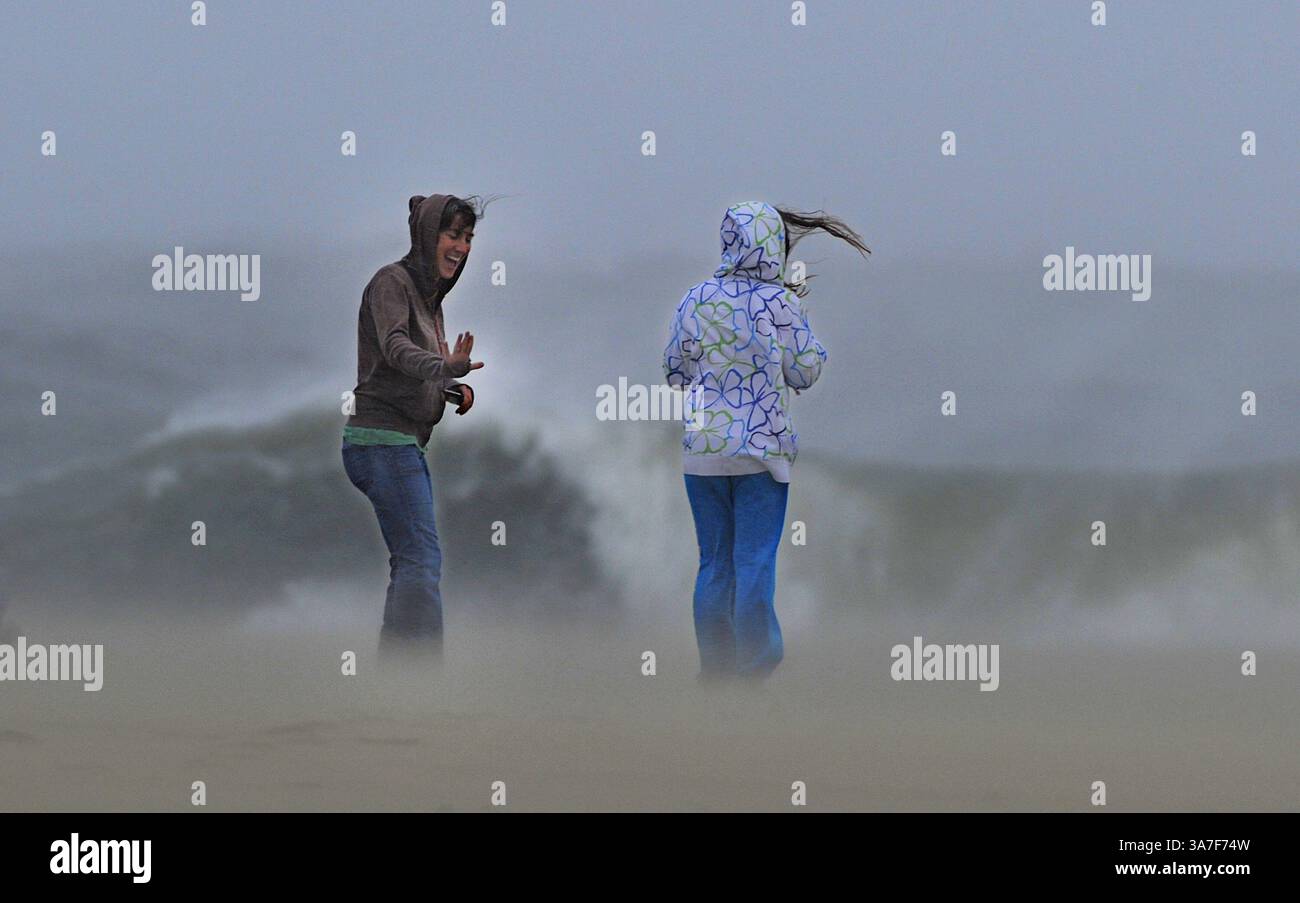 28 ottobre 2012 - Ocean City, Maryland, Stati Uniti - situata sulla spiaggia che si affaccia sull'Oceano Atlantico, CHRISSY EHRHART si dirige verso sua figlia MARLY BROOKS, 9 anni, di Berlino, Maryland, a causa delle piogge pelate e della sabbia mentre guardano l'impatto degli effetti della tempesta dall'uragano Sandy, che deve ancora arrivare nella regione. (Immagine di credito: © Karl Merton Ferron/MCT/ZUMAPRESS.com) Foto Stock