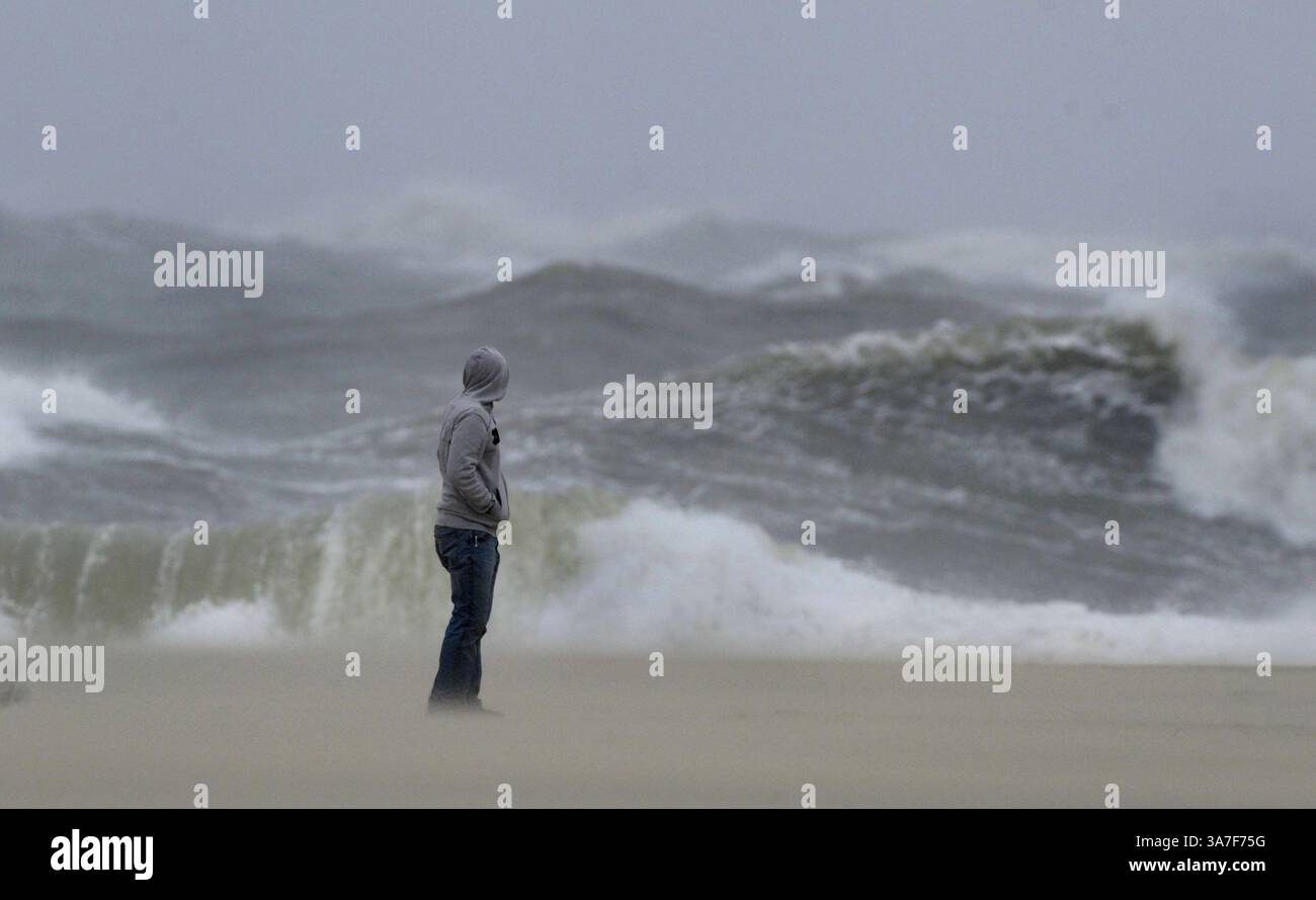 28 ottobre 2012 - Ocean City, Maryland, Stati Uniti - in piedi sulla spiaggia che si affaccia sull'Oceano Atlantico mentre la sabbia soffia ai suoi piedi, CHARLES MCALEER di Berlino, Maryland, guarda l'impatto degli effetti della tempesta dall'uragano Sandy, che deve ancora arrivare nella regione tutto il giorno la domenica. (Immagine di credito: © Karl Merton Ferron/Baltimore Sun/ZUMAPRESS.com) Foto Stock