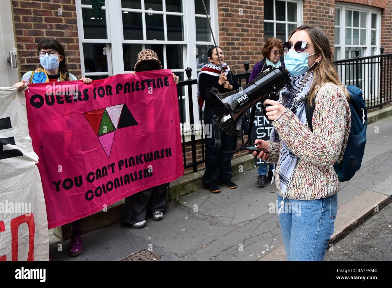 LONDRA, REGNO UNITO. 27 marzo 2025. I manifestanti stanno dicendo a Jonathan Reynolds di smettere di armare Israele immediatamente. In qualità di Business Secretary, Jonathan Reynolds concede licenze per continuare le esportazioni di armi in Israele nonostante il suo genocidio in corso contro i palestinesi. Rifiutare di fermare l'esportazione di parti per i caccia F-35 è una decisione che sarà impugnata in tribunale a maggio fuori Chatham House, Londra, Inghilterra. (Foto di 李世惠/SEE li/Picture Capital) credito: Vedi li/Picture Capital/Alamy Live News Foto Stock