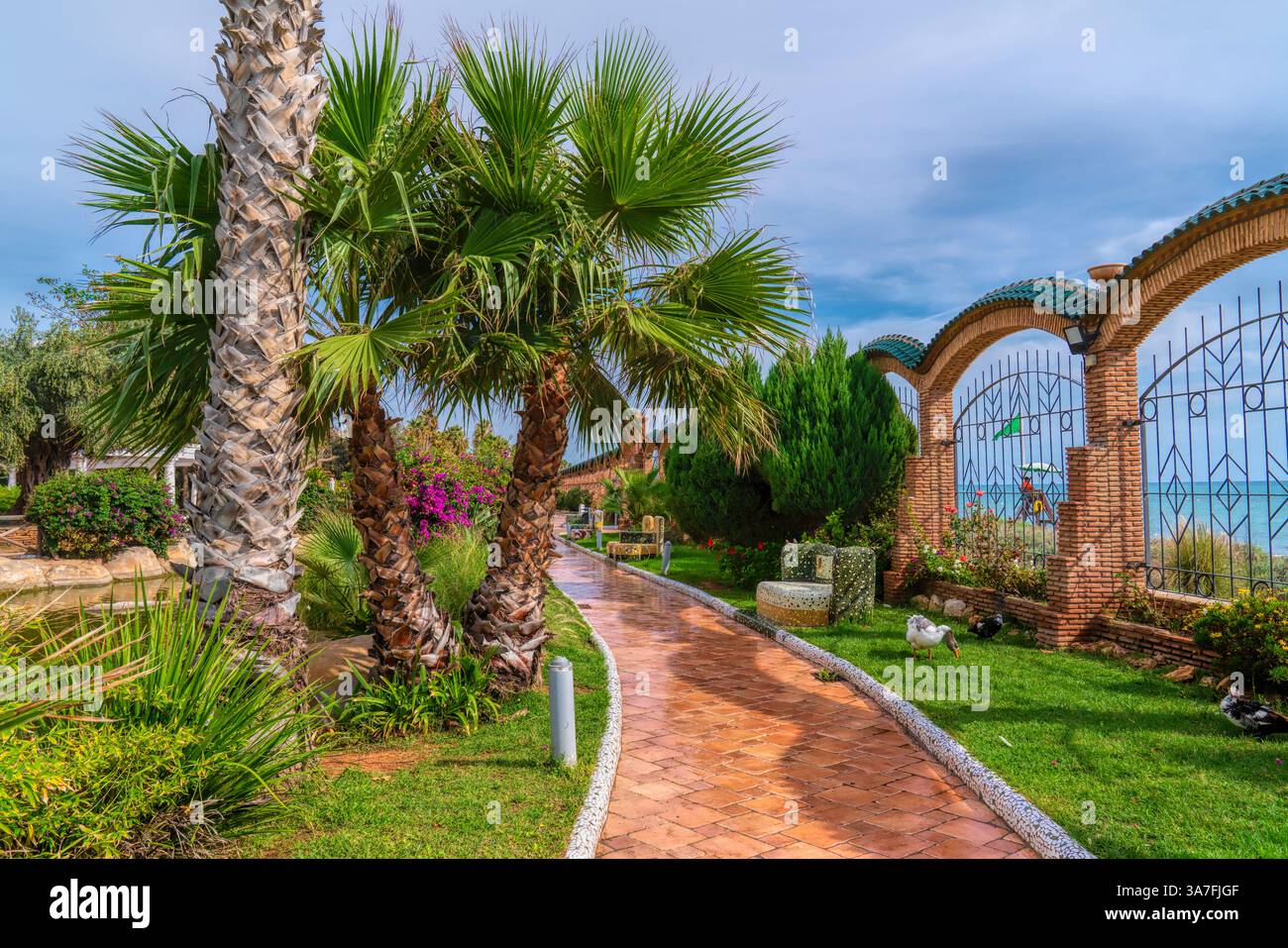 Marina D`or Oropesa del Mar Spagna splendidi giardini con arte e fauna selvatiche ispirate a Gaudí Foto Stock