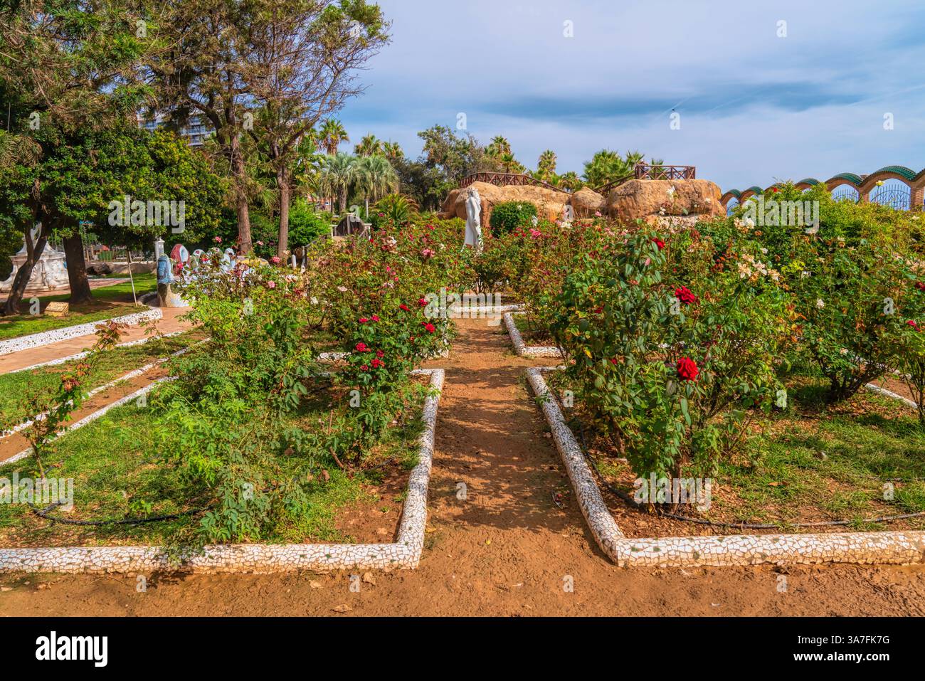 Marina D`or Oropesa del Mar Spagna splendidi giardini con arte e fauna selvatiche ispirate a Gaudí Foto Stock