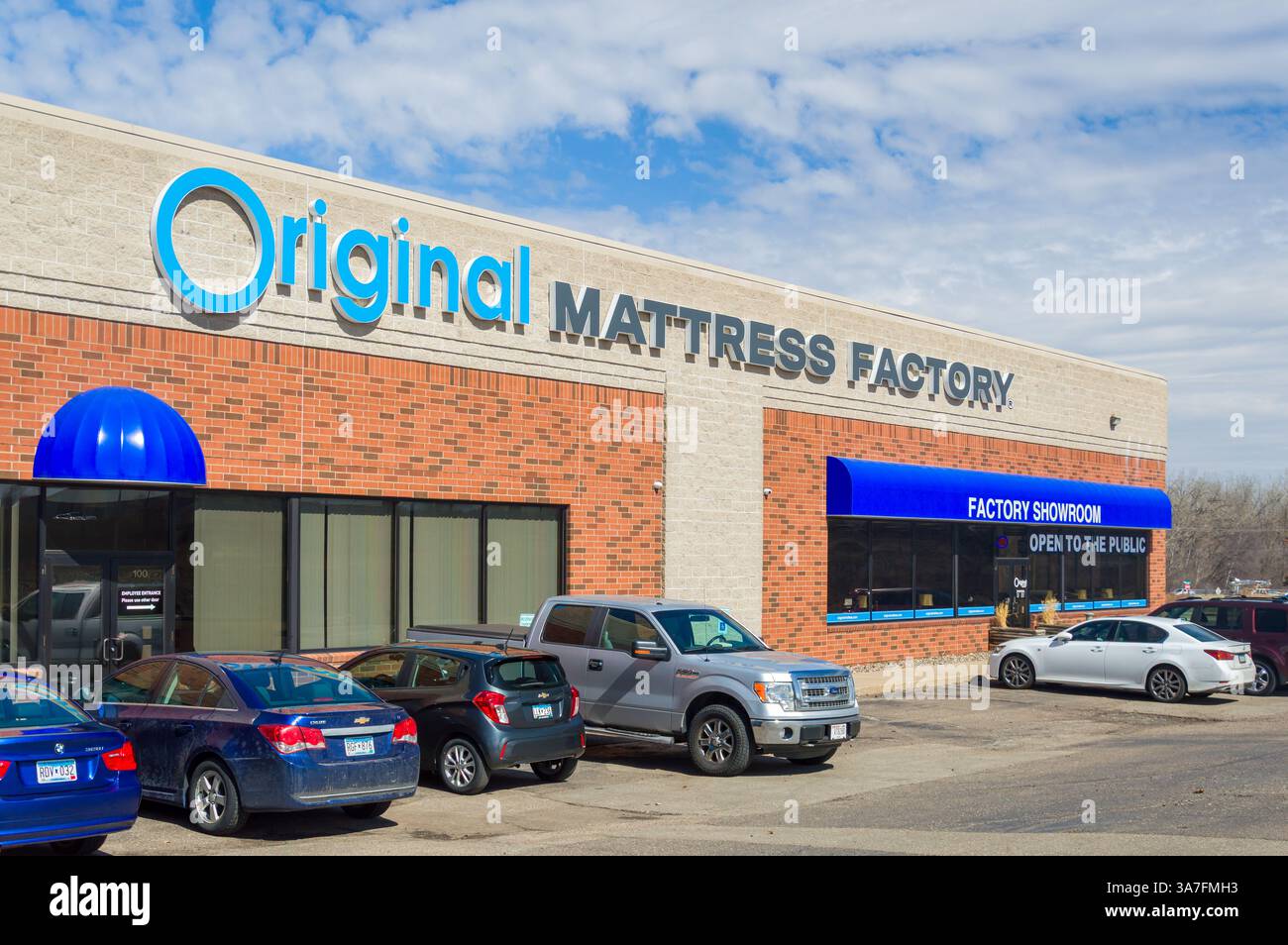 ST. PAUL, Minnesota, Stati Uniti, 22 MARZO 2025: Logo originale per esterni e marchio Mattress Factory. Foto Stock