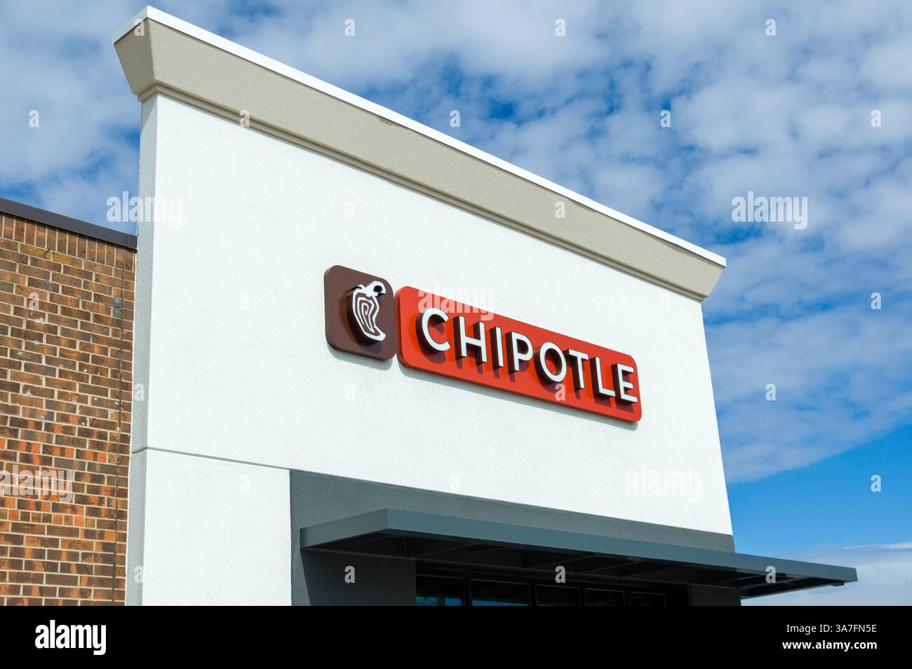 ST. PAUL, Minnesota, USA, 22 MARZO 2025: Logo Chipolte Mexican Grill esterno e marchio. Foto Stock
