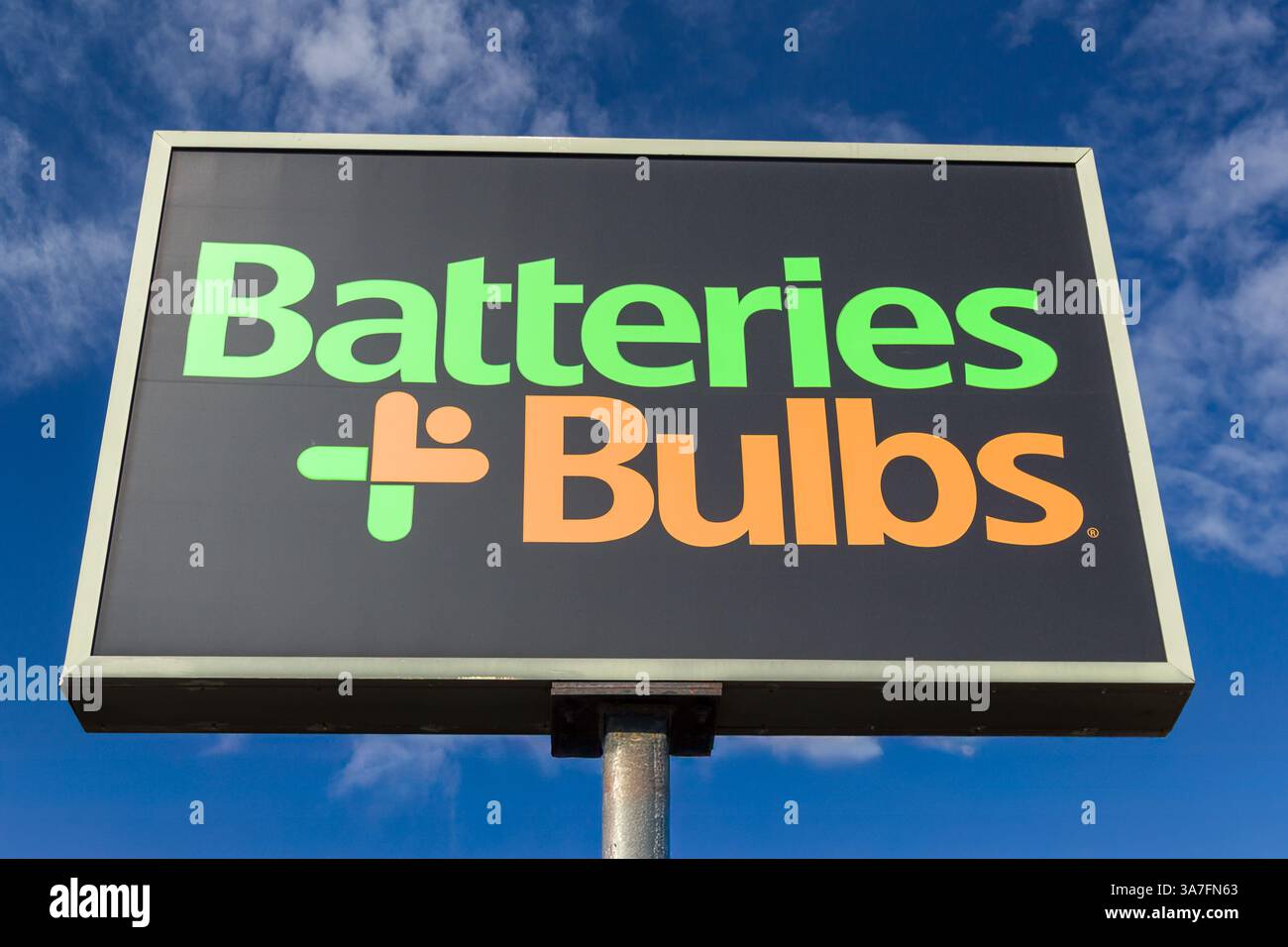 ST. PAUL, MN, USA, 22 MARZO 2025: Batterie e lampadine, logo esterno e marchio. Foto Stock