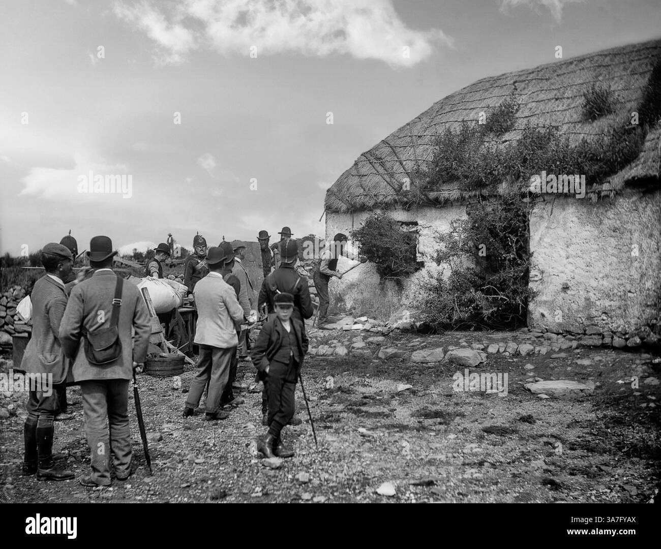 Una fotografia vintage della scena durante uno sfratto del 1888 di una Mary o'Dea a Tullycrine, nella contea di Clare. La maggior parte degli sfratti avvennero negli anni '1840, quando la polizia iniziò a tenere un conteggio, registrarono un totale di quasi 250.000 persone, come ufficialmente sfrattate tra il 1849 e il 1854. Gli sfratti continuarono fino agli anni '1890 Foto Stock