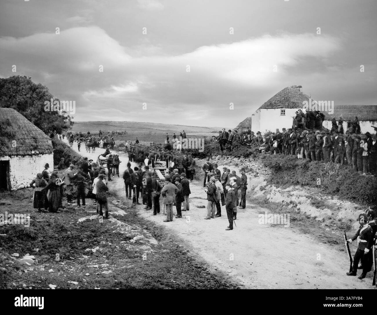 Una fotografia vintage di una scena di sfratto nella contea di Clare a metà del XIX secolo. con l'arrivo di un ariete. Gli occupanti degli inquilini a volontà furono sconvolti dai proprietari terrieri per lo più anglo-irlandesi quando caddero in tempi difficili, spesso a causa della grande carestia irlandese. La maggior parte degli sfratti avvennero negli anni '1840, quando la polizia iniziò a tenere un conteggio, registrarono un totale di quasi 250.000 persone, come ufficialmente sfrattate tra il 1849 e il 1854. Gli sfratti continuarono fino agli anni '1890 Foto Stock