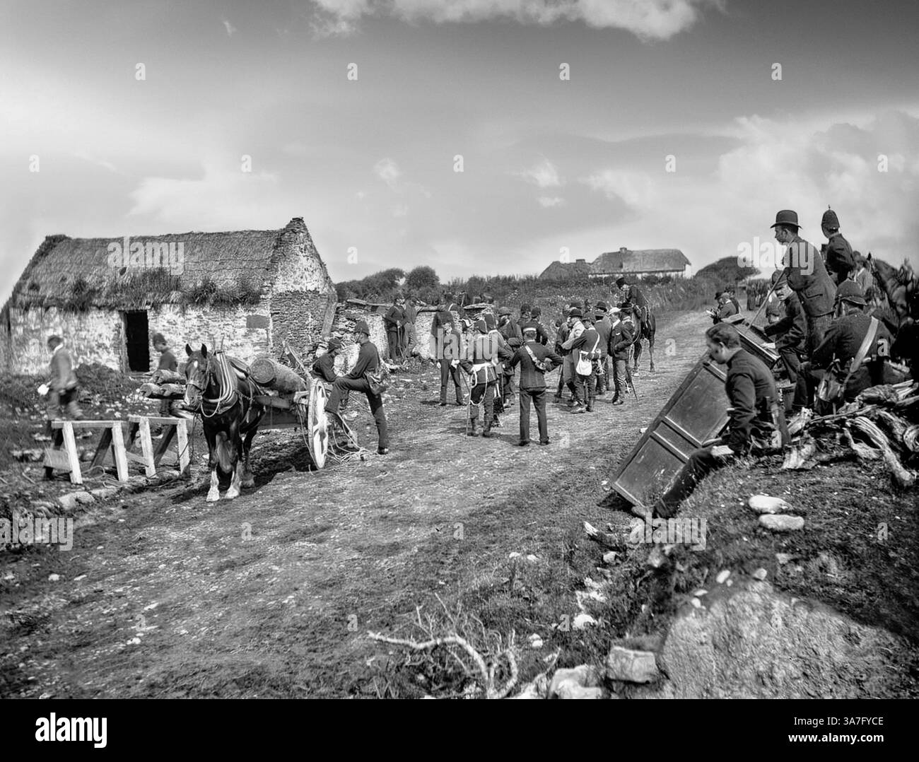 Una fotografia vintage di una scena di sfratto nella contea di Clare a metà del XIX secolo. con l'arrivo di un ariete. Gli occupanti degli inquilini a volontà furono sconvolti dai proprietari terrieri per lo più anglo-irlandesi quando caddero in tempi difficili, spesso a causa della grande carestia irlandese. La maggior parte degli sfratti avvennero negli anni '1840, quando la polizia iniziò a tenere un conteggio, registrarono un totale di quasi 250.000 persone, come ufficialmente sfrattate tra il 1849 e il 1854. Gli sfratti continuarono fino agli anni '1890 Foto Stock