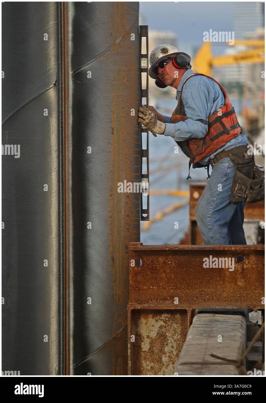 21 ottobre 2012 - Miami, FL, USA - Un operaio edile livella le grandi tubazioni mentre il porto continua con l'espansione del molo, 21 ottobre 2012. PortMiami si sta già preparando per l'espansione del Canale di Panama con lavori sui suoi moli in preparazione dell'approfondimento del canale per accompagnare le navi post-Panamax. (Immagine di credito: © Carl Juste/MCT/ZUMAPRESS.com) Foto Stock