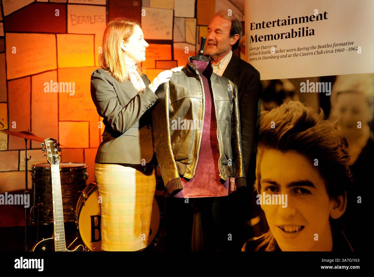 23 novembre 2012 - Liverpool, Regno Unito - Una giacca nera indossata da George Harrison che ha ispirato il "look in pelle" dei Beatles dovrebbe incassare £ 120.000 all'asta. Il compianto Beatle indossò il vestito durante le esibizioni al Cavern Club di Liverpool e Amburgo tra il 1960 e il 1962. L'oggetto da collezione sarà messo all'asta al Bonhams di Londra il 12 dicembre. (Immagine di credito: © Mercury Press/ZUMAPRESS.com) Foto Stock