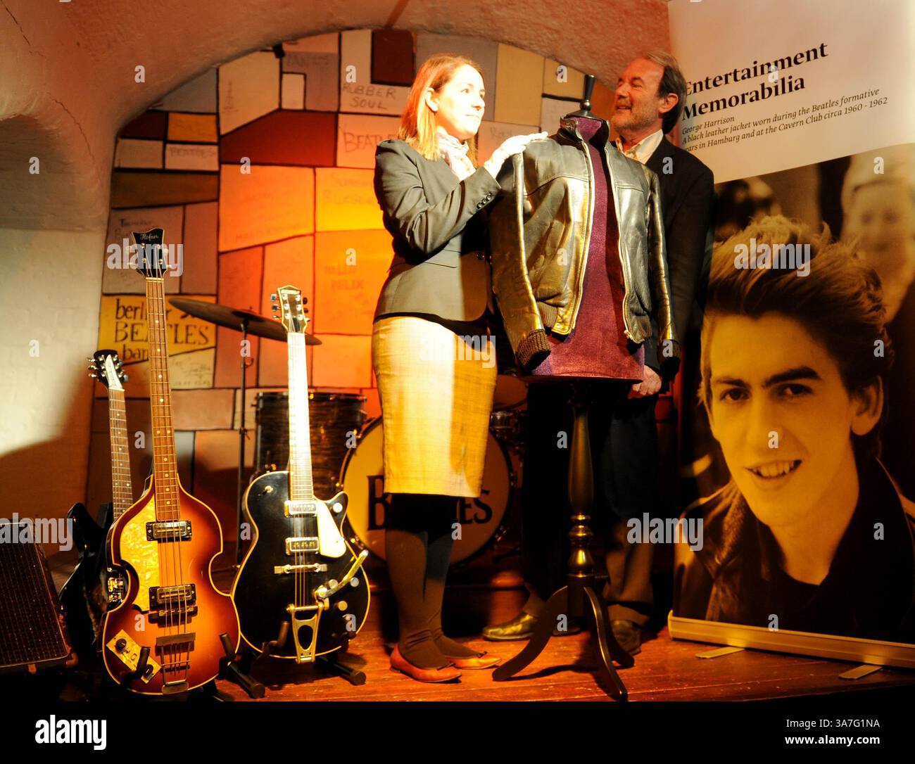 23 novembre 2012 - Liverpool, Regno Unito - Una giacca nera indossata da George Harrison che ha ispirato il "look in pelle" dei Beatles dovrebbe incassare £ 120.000 all'asta. Il compianto Beatle indossò il vestito durante le esibizioni al Cavern Club di Liverpool e Amburgo tra il 1960 e il 1962. L'oggetto da collezione sarà messo all'asta al Bonhams di Londra il 12 dicembre. (Immagine di credito: © Mercury Press/ZUMAPRESS.com) Foto Stock