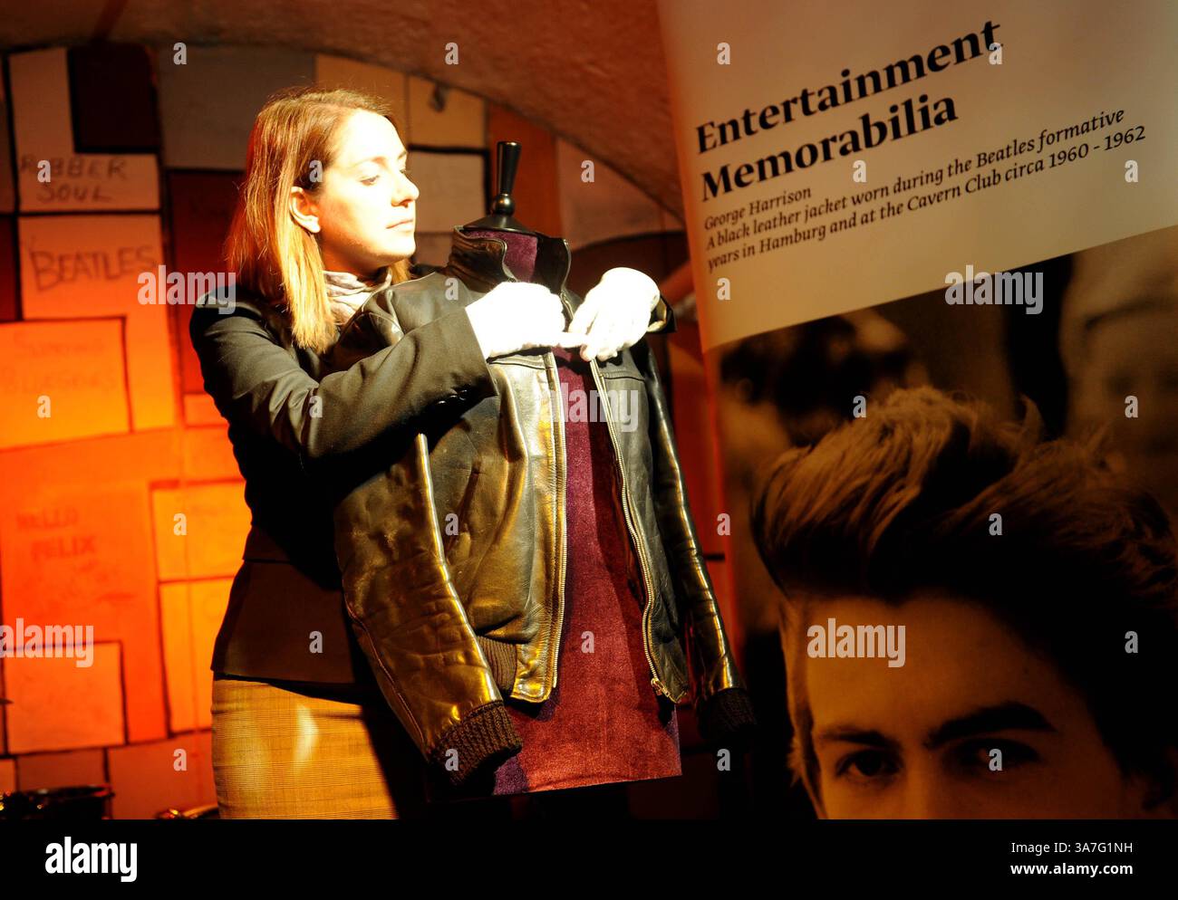 23 novembre 2012 - Liverpool, Regno Unito - Una giacca nera indossata da George Harrison che ha ispirato il "look in pelle" dei Beatles dovrebbe incassare £ 120.000 all'asta. Il compianto Beatle indossò il vestito durante le esibizioni al Cavern Club di Liverpool e Amburgo tra il 1960 e il 1962. L'oggetto da collezione sarà messo all'asta al Bonhams di Londra il 12 dicembre. (Immagine di credito: © Mercury Press/ZUMAPRESS.com) Foto Stock