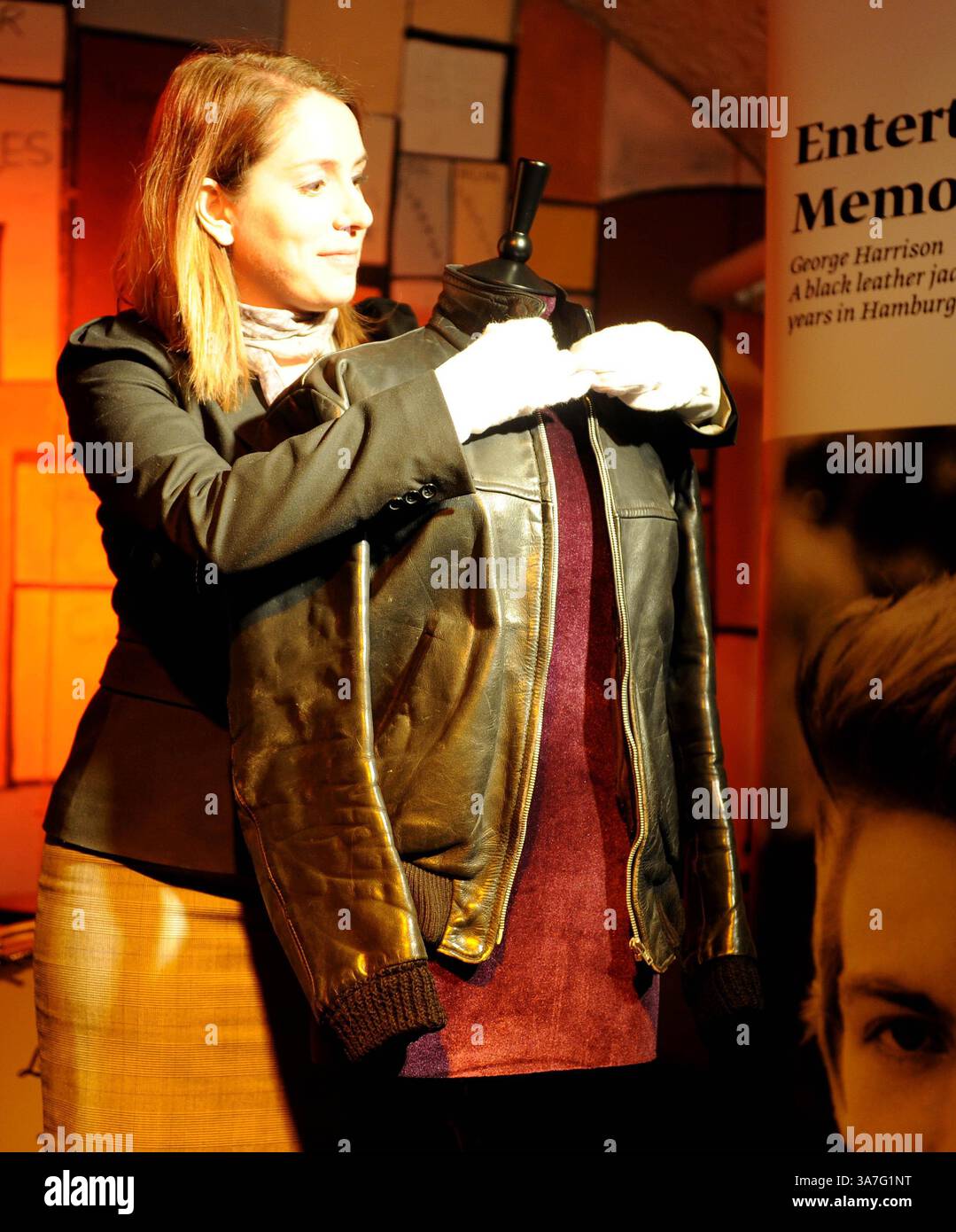 23 novembre 2012 - Liverpool, Regno Unito - Una giacca nera indossata da George Harrison che ha ispirato il "look in pelle" dei Beatles dovrebbe incassare £ 120.000 all'asta. Il compianto Beatle indossò il vestito durante le esibizioni al Cavern Club di Liverpool e Amburgo tra il 1960 e il 1962. L'oggetto da collezione sarà messo all'asta al Bonhams di Londra il 12 dicembre. (Immagine di credito: © Mercury Press/ZUMAPRESS.com) Foto Stock