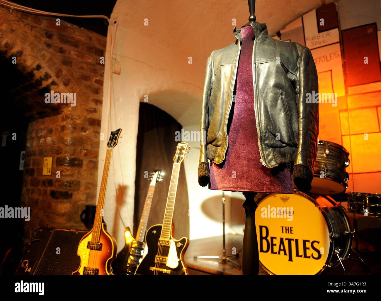 23 novembre 2012 - Liverpool, Regno Unito - Una giacca nera indossata da George Harrison che ha ispirato il "look in pelle" dei Beatles dovrebbe incassare £ 120.000 all'asta. Il compianto Beatle indossò il vestito durante le esibizioni al Cavern Club di Liverpool e Amburgo tra il 1960 e il 1962. L'oggetto da collezione sarà messo all'asta al Bonhams di Londra il 12 dicembre. (Immagine di credito: © Mercury Press/ZUMAPRESS.com) Foto Stock