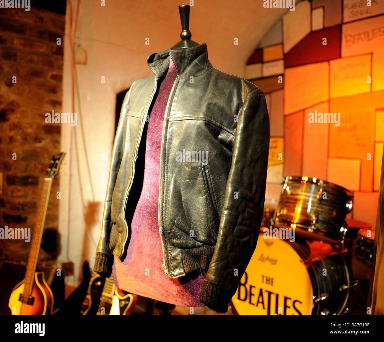 23 novembre 2012 - Liverpool, Regno Unito - Una giacca nera indossata da George Harrison che ha ispirato il "look in pelle" dei Beatles dovrebbe incassare £ 120.000 all'asta. Il compianto Beatle indossò il vestito durante le esibizioni al Cavern Club di Liverpool e Amburgo tra il 1960 e il 1962. L'articolo da collezione sarà messo all'asta al Bonhams di Londra il 12 dicembre. (Immagine di credito: © Mercury Press/ZUMAPRESS.com) Foto Stock