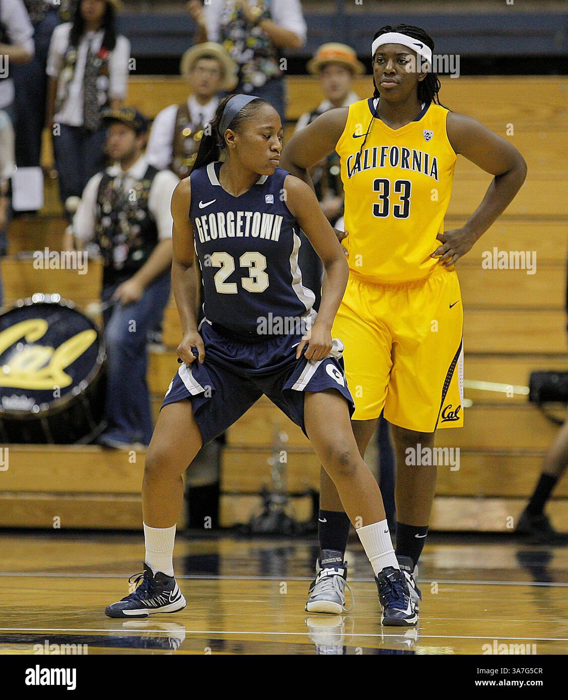 24 novembre 2012 - 24 novembre 2012 durante la NCAA Womens Basketball Game Cal Classic tra Georgetown Hoyas vs California Golden Bears,23 G Samisha Powell di Georgetown e 33 C Talia Caldwell di Cal Down Court presso Hass Pavilion Berkeley California(immagine di credito: © Thurman James/Cal Sport Media/ZUMAPRESS.com) Foto Stock