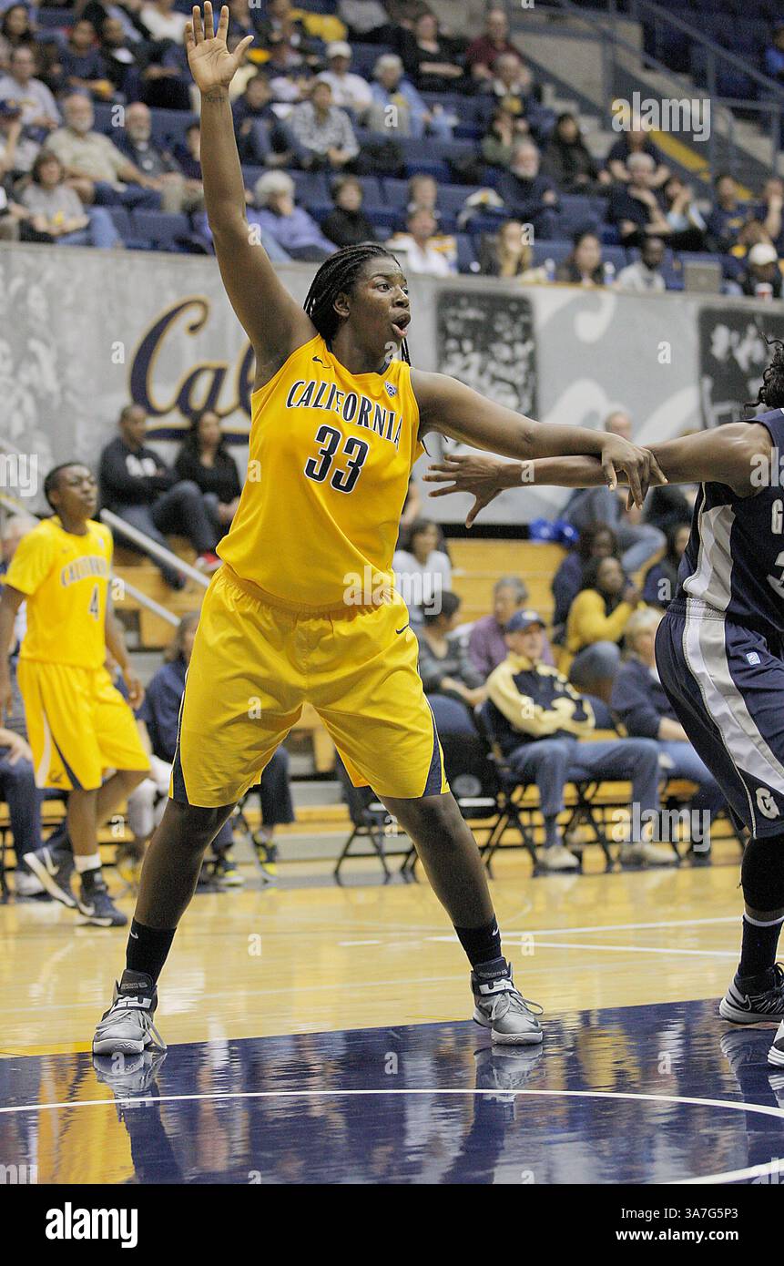 24 novembre 2012 - 24 novembre 2012 durante il NCAA Womens Basketball Game Cal Classic Between Georgetown Hoyas vs California Golden Bears, 33 C Talia Caldwell of Cal in the Paint presso l'Hass Pavilion Berkeley California (Credit Image: © Thurman James/Cal Sport Media/ZUMAPRESS.com) Foto Stock