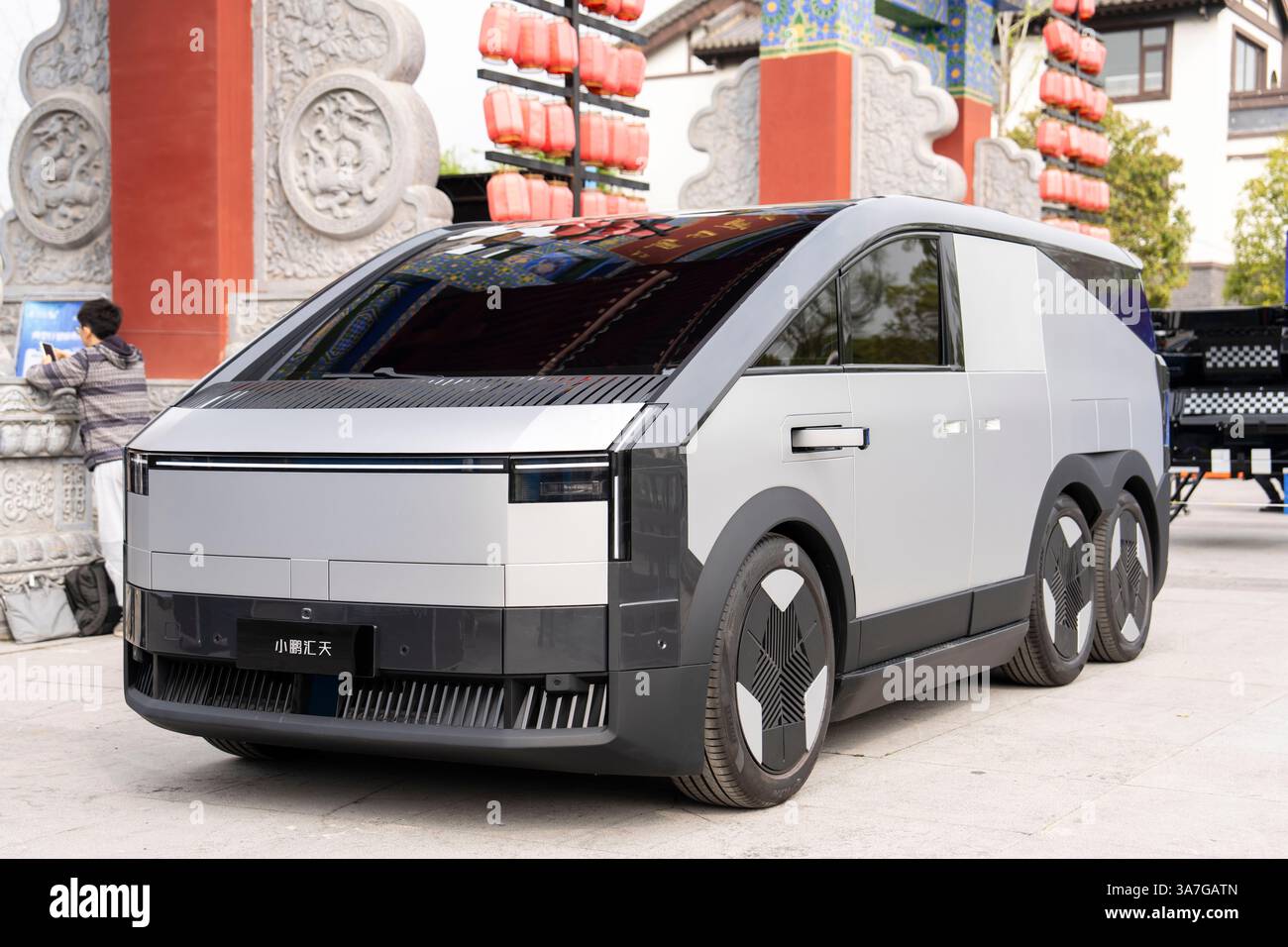 Changsha, la provincia cinese di Hunan. 27 marzo 2025. Il modulo di terra dell'auto volante di XPENG AEROHT è raffigurato al Liuye Lake Tourist Resort di Changde City, nella provincia di Hunan, nella Cina centrale, 27 marzo 2025. Giovedì scorso il costruttore cinese di veicoli elettrici XPENG ha tenuto una cerimonia per il primo volo della vettura volante a Hunan. La vettura volante, costituita da un modulo di terra, un veicolo elettrico e un modulo aria, ha eseguito lo scenario di applicazione del volo in acqua il giorno stesso. Crediti: Chen Sihan/Xinhua/Alamy Live News Foto Stock