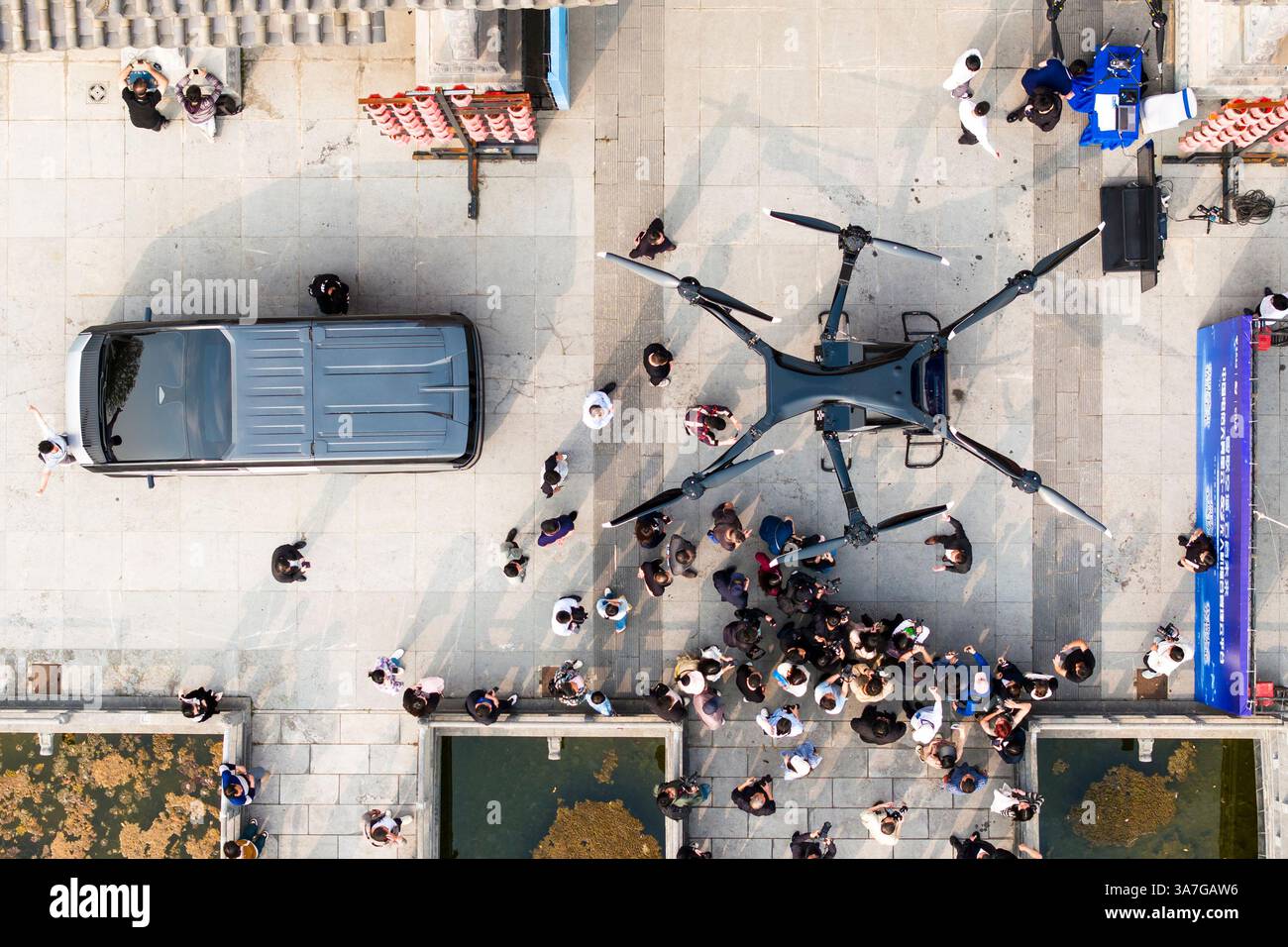 Changsha. 27 marzo 2025. Una foto aerea scattata il 27 marzo 2025 mostra l'auto volante di XPENG AEROHT al Liuye Lake Tourist Resort a Changde City, nella provincia di Hunan, nella Cina centrale. Giovedì scorso il costruttore cinese di veicoli elettrici XPENG ha tenuto una cerimonia per il primo volo della vettura volante a Hunan. La vettura volante, costituita da un modulo di terra, un veicolo elettrico e un modulo aria, ha eseguito lo scenario di applicazione del volo in acqua il giorno stesso. Crediti: Chen Sihan/Xinhua/Alamy Live News Foto Stock