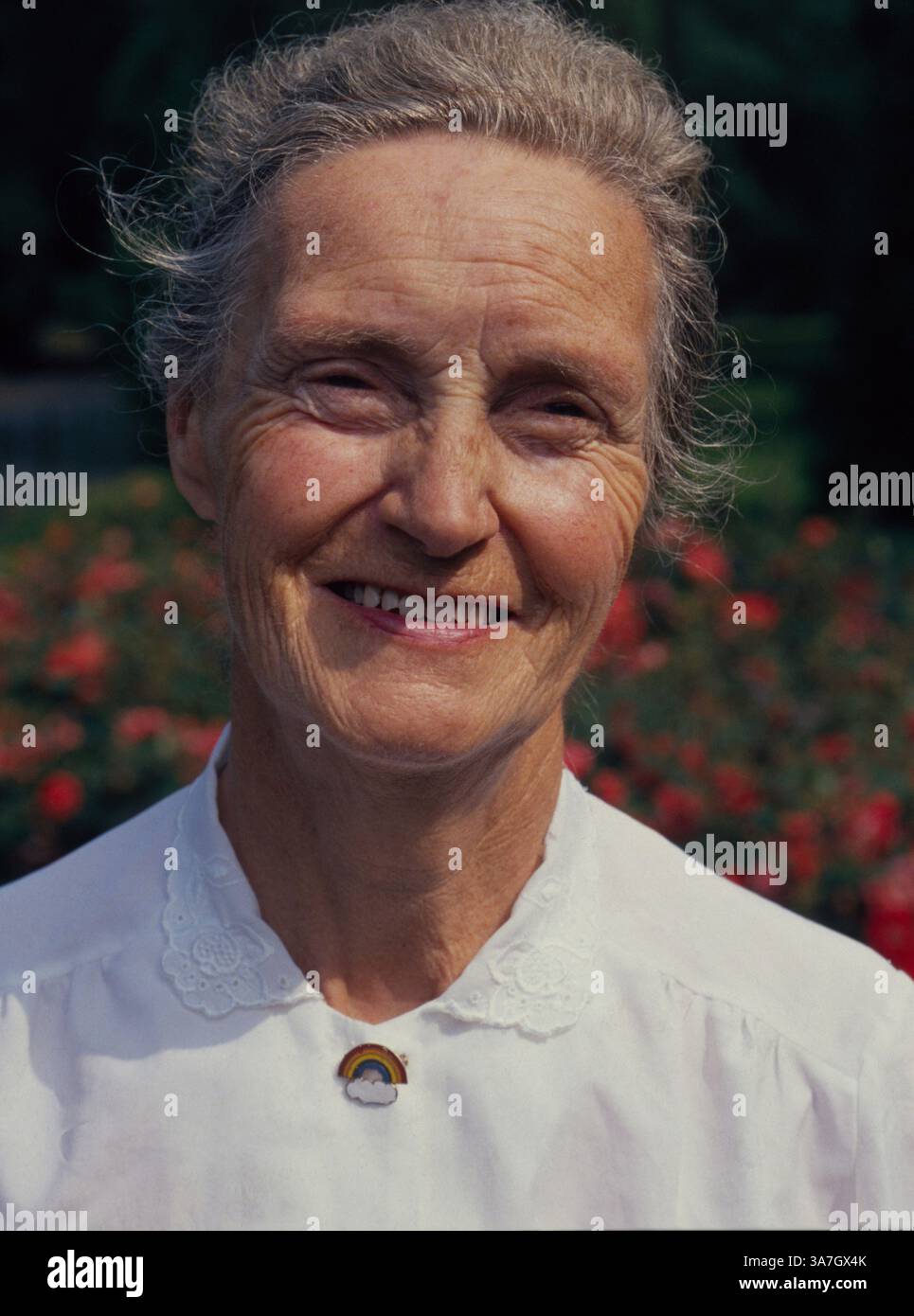 Donna anziana all'aperto. Verticale. Foto Stock