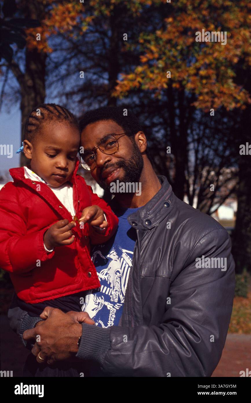 Padre e figlia. Ritratto all'aperto nel parco cittadino. Atlanta. Georgia. Stati Uniti. Foto Stock