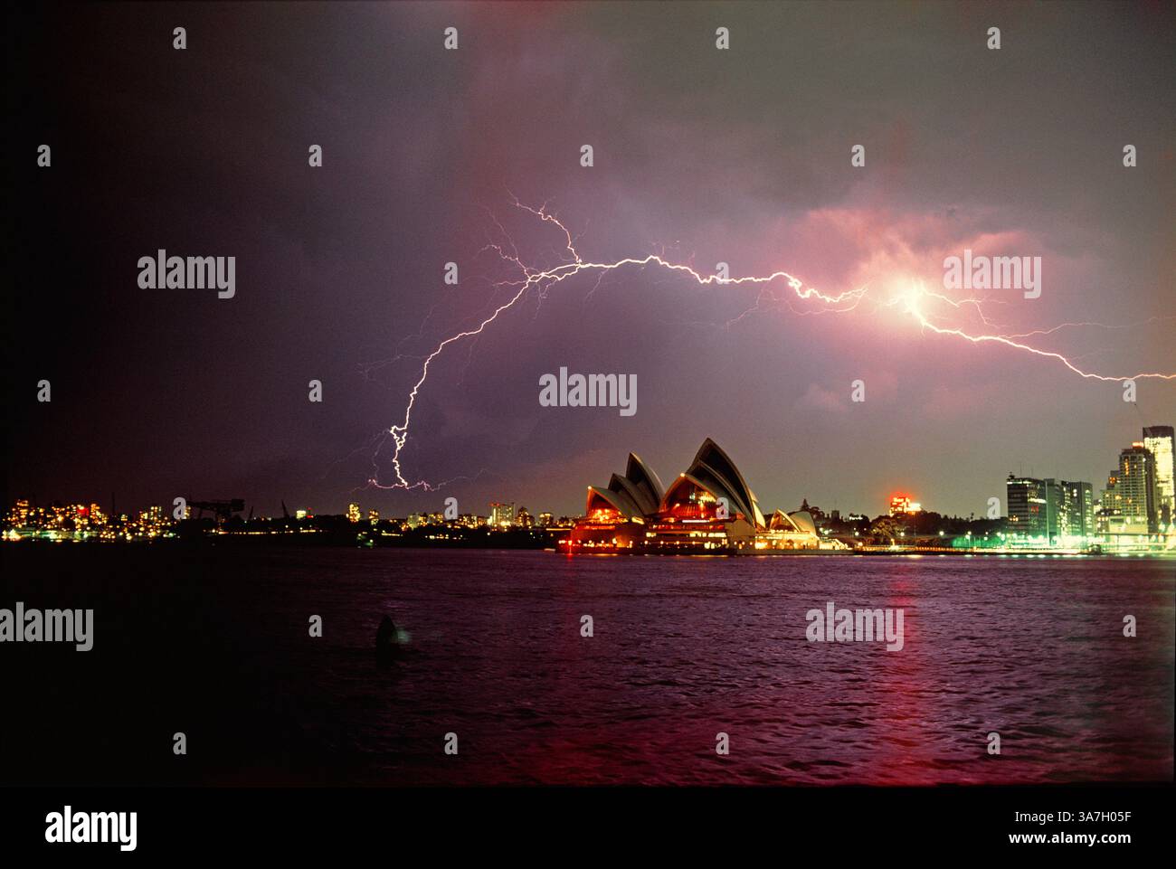 Australia. Sydney. Un fulmine sopra il Teatro dell'Opera. Foto Stock