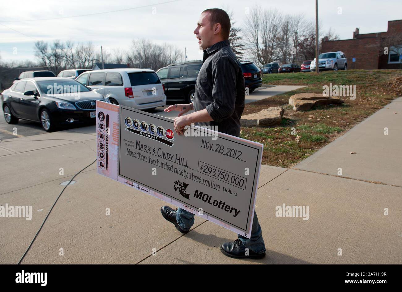 30 novembre 2012 - Dearborn, MO, USA - Cody Hill, di Dearborn, Missouri, lascia la North Platte High School, venerdì 30 novembre 2012, con un assegno cerimoniale per $ 293.750.000 dopo che i suoi genitori, Cindy e Mark Hill, hanno rivendicato la loro vittoria nella lotteria del jackpot Powerball di mercoledì. (Immagine di credito: © David Eulitt/MCT/ZUMAPRESS.com) Foto Stock
