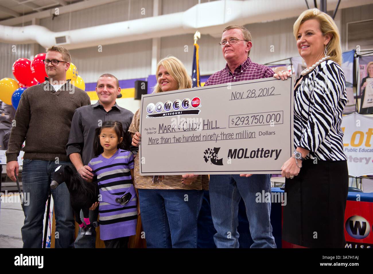 30 novembre 2012 - Dearborn, MO, USA - Cindy e Mark Hill, centro e secondo da destra, si alzano con un assegno cerimoniale dalla lotteria del Missouri per $ 293.750.000 durante la conferenza stampa, venerdì 30 novembre 2012, alla North Platte High School di Dearborn, Missouri, dopo che la famiglia ha rivendicato $ 293.750.000 come co-vincitori nel jackpot della lotteria Powerball. All'estrema sinistra ci sono i figli Jarod e Cody Hill e la figlia Jaiden Hill. All'estrema destra c'è May Scheve, direttore della lotteria del Missouri. (Immagine di credito: © David Eulitt/MCT/ZUMAPRESS.com) Foto Stock