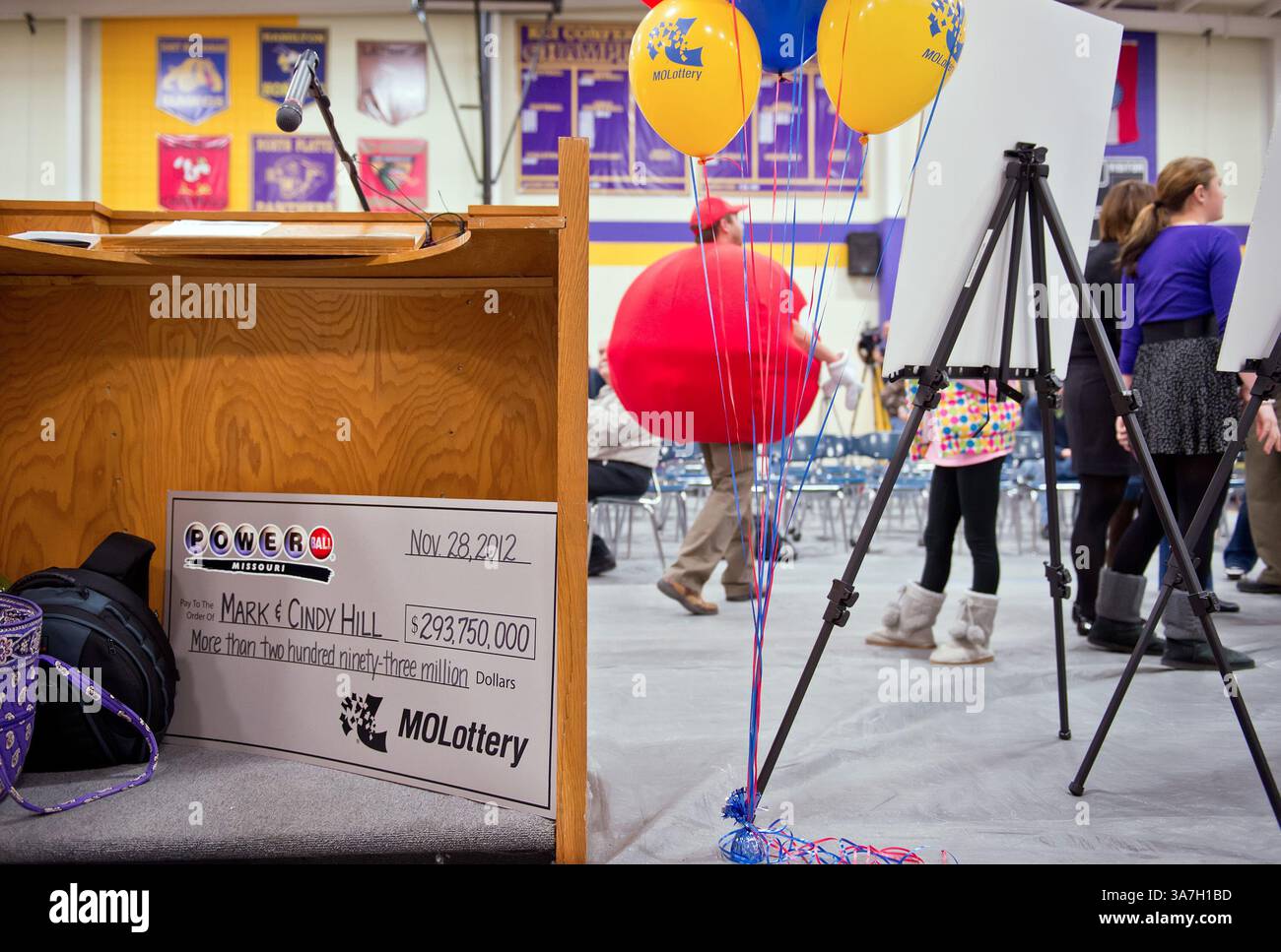 30 novembre 2012 - Dearborn, MO, USA - Un assegno cerimoniale della lotteria del Missouri per $ 293.750.000 intestato a Cindy e Mark Hill, di Dearborn, Missouri, è conservato dietro il podio in seguito alla conferenza stampa alla North Platte High School che annuncia la famiglia come co-vincitrice del jackpot della lotteria Powerball, venerdì 30 novembre 2012. (Immagine di credito: © David Eulitt/MCT/ZUMAPRESS.com) Foto Stock