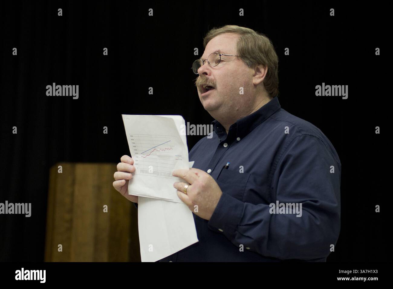 27 aprile 2013 - Austin, Texas, Stati Uniti - Bruce Elfant, assessore alle imposte della contea di Travis e Voter Registrar, forma volontari con Battleground Texas come vice registrar elettori presso la First Universal Unitarian Church di Austin, Texas, 27 aprile 2013. (Immagine di credito: © Christina Burke/MCT/ZUMAPRESS.com) Foto Stock