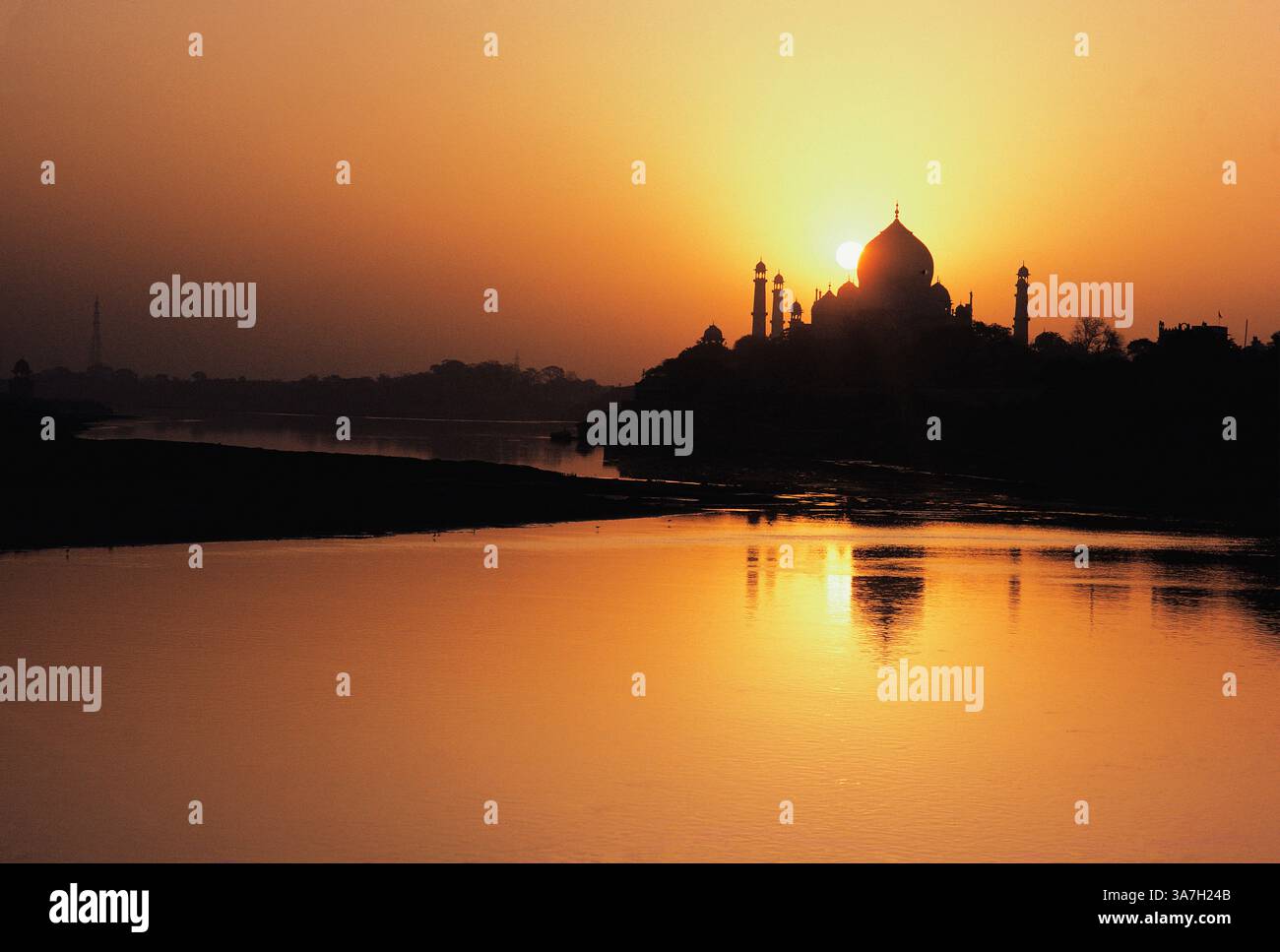 India. Agra. Taj Mahal sul fiume Yamuna al tramonto. Foto Stock