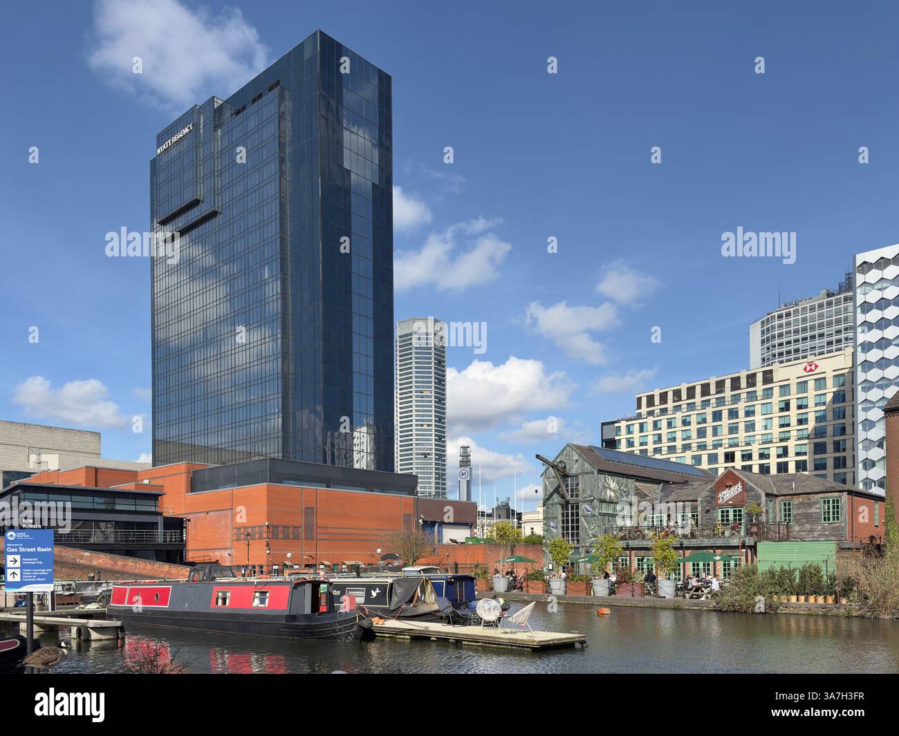 Alti edifici che circondano il gas St. Canal Basin Birmingham City Centre Inghilterra Regno Unito. Foto Stock
