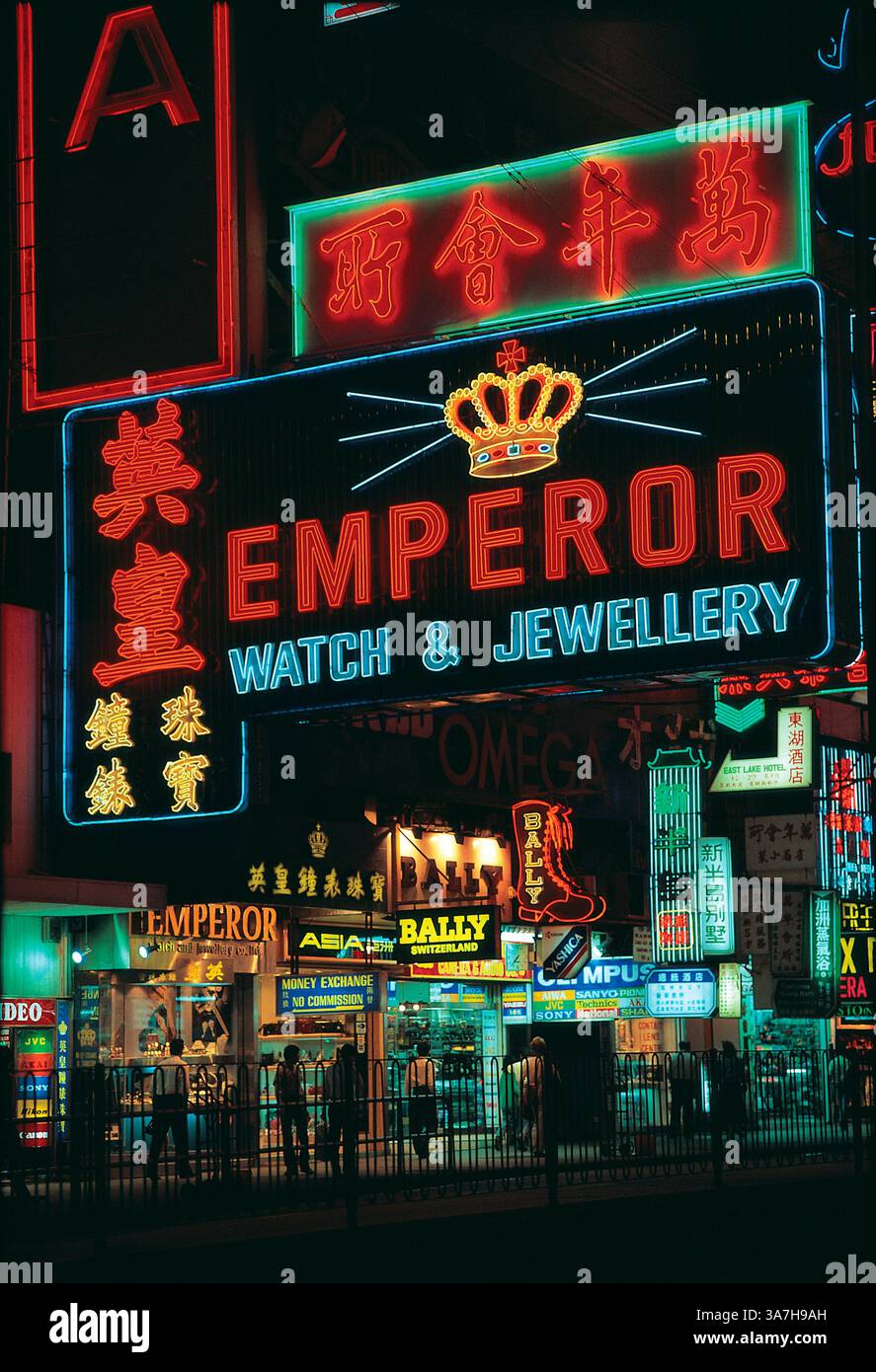 Cina. Hong Kong. Scena di strada di Kowloon. Nathan Road di notte. Foto Stock