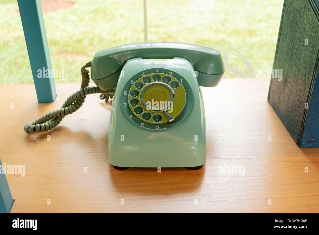 Telefono verde retrò con sfondo giardino. Dopo le modifiche. Foto Stock