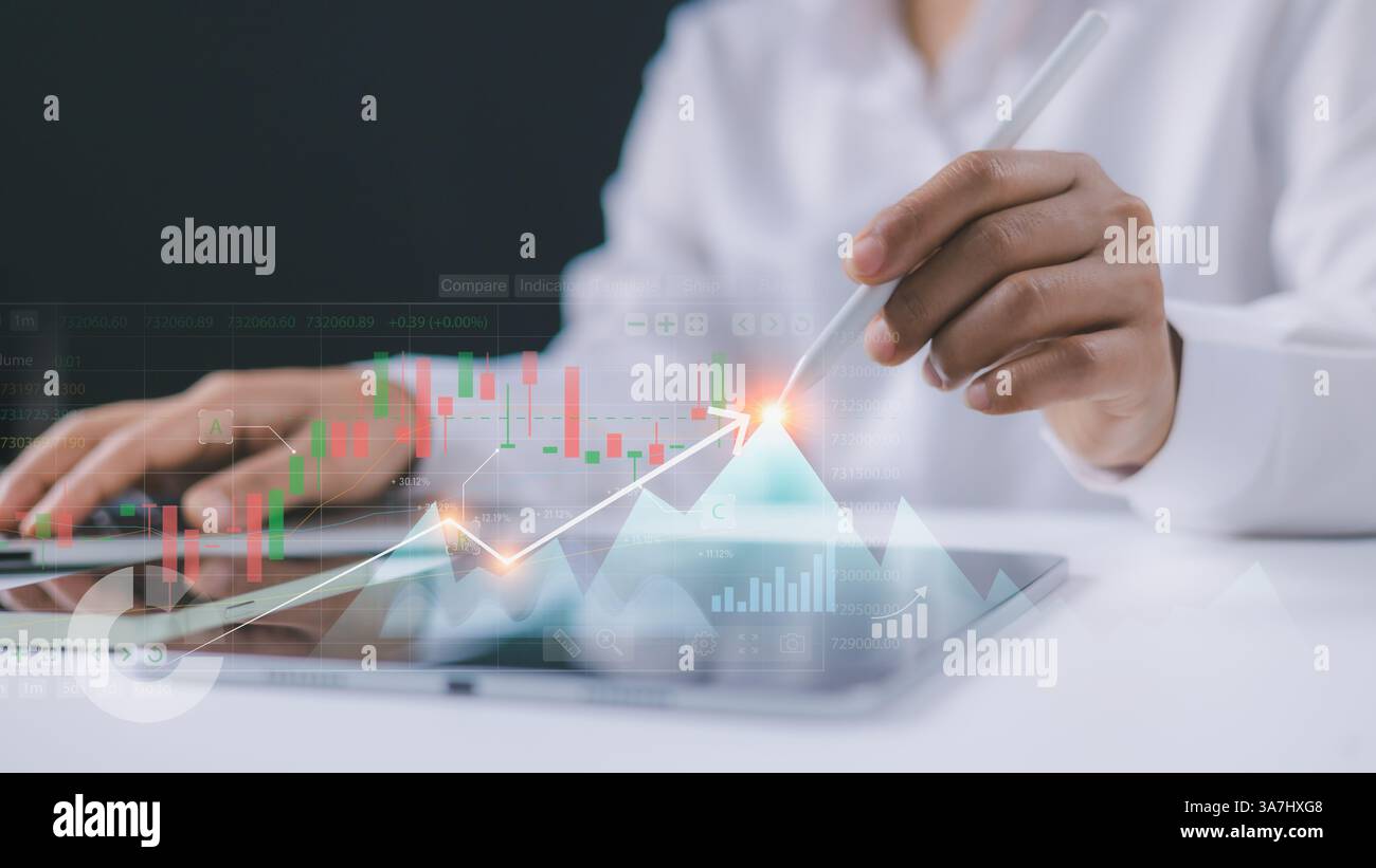Tecnologia di business finance e concetto di investimento, Business People analizza i dati finanziari grafico trading forex, investimenti in mercati azionari, Fondi e. Foto Stock