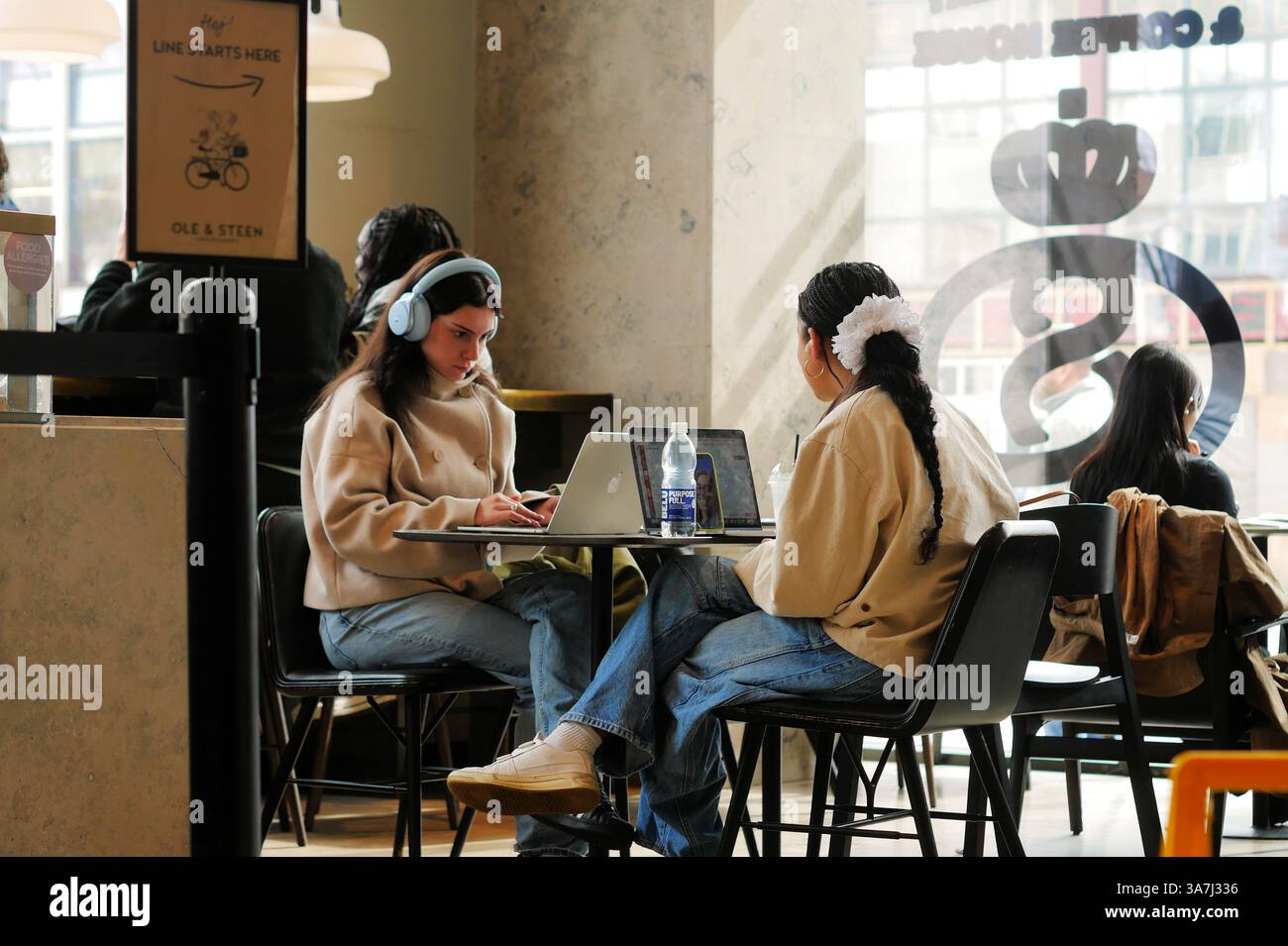Londra, Regno Unito. 27 marzo 2025. Bar per limitare l'hogging dei tavoli da parte degli utenti più esperti. Brian Minkoff/Alamy notizie in diretta crediti: Brian Minkoff/Alamy Live News Foto Stock